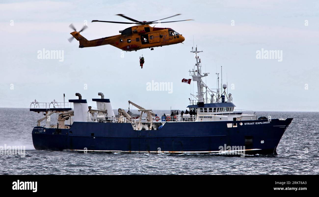 Bildnummer : 58384252 Datum : 25.08.2012 Copyright : imago/Xinhua (120825) -- HMCS ST. JOHN S, 25 août 2012 (Xinhua) -- Un hélicoptère de recherche et sauvetage soulève deux personnes d'un navire au cours de l'opération Nanook dans la baie d'Hudson près de Churchill, au Manitoba, le 24 août 2012. La sixième opération annuelle, à laquelle participaient 1 250 membres des Forces canadiennes, visait à accroître la capacité du Canada de défendre ses territoires nordiques, y compris une vaste partie de la région arctique. (Xinhua/Zhang Dacheng) (srb) CANADA-NAVY-OPERATION-NANOOK 2012 PUBLICATIONxNOTxINxCHN Politik Militär Marine Manöver Militärübung xjh x0x premiumd 2012 quer Banque D'Images