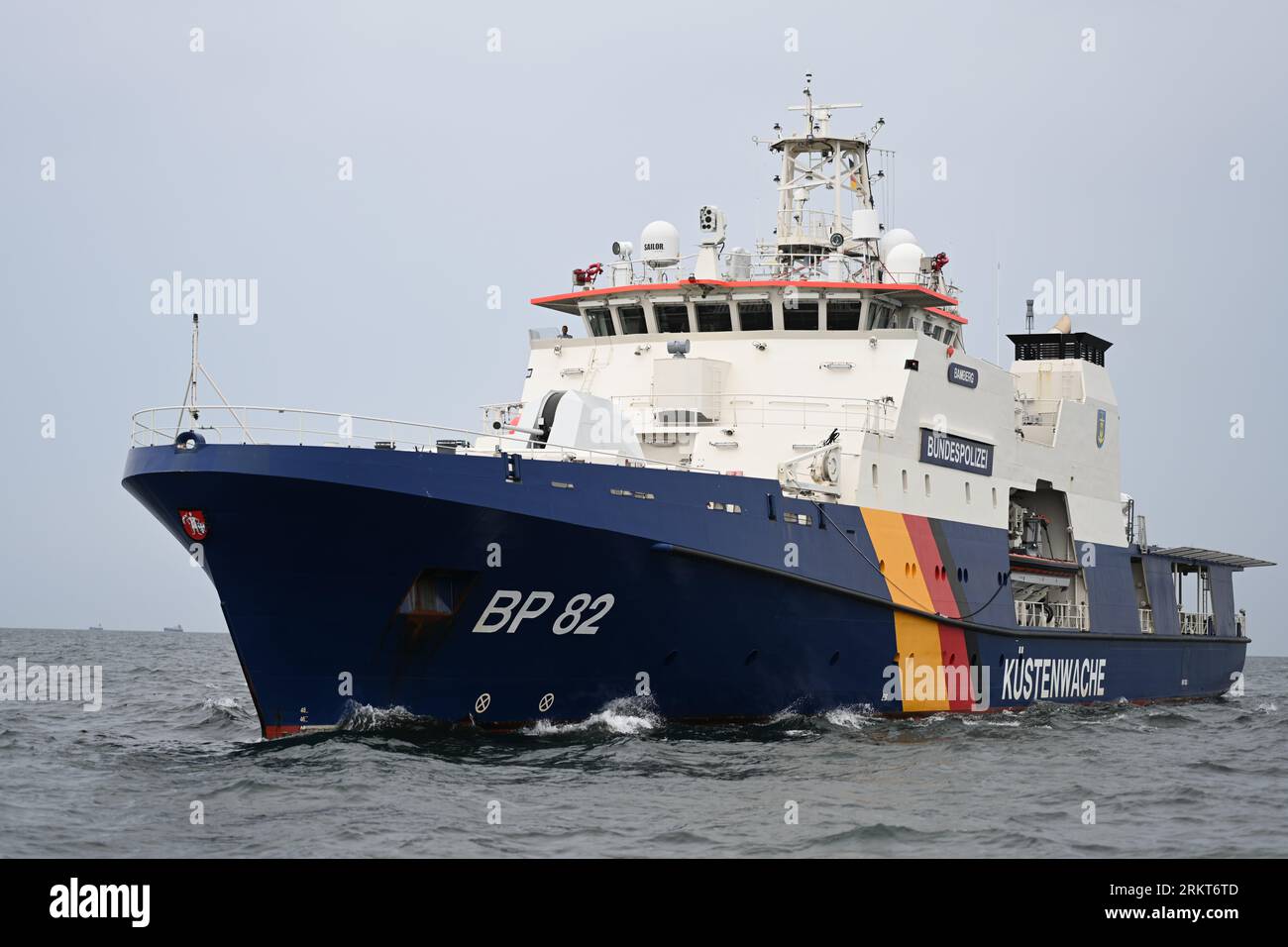 Cuxhaven, Allemagne. 25 août 2023. Le BP82 'BAMBERG' lors d'un voyage de contrôle en mer du Nord. Avec le drone en mer du Nord à la recherche de pollueurs, des limites strictes pour les émissions des navires s’appliquent en mer du Nord et en mer Baltique. Les surveiller est un défi pour les autorités. Pour la première fois en Allemagne, un drone est utilisé à cette fin sur l'une des routes maritimes les plus fréquentées au monde. Le système de drones est fourni par l’Agence européenne pour la sécurité maritime (EMSA). Le drone décolle d’un navire appartenant à la police fédérale allemande. Crédit : Lars Penning/dpa/Alamy Live News Banque D'Images