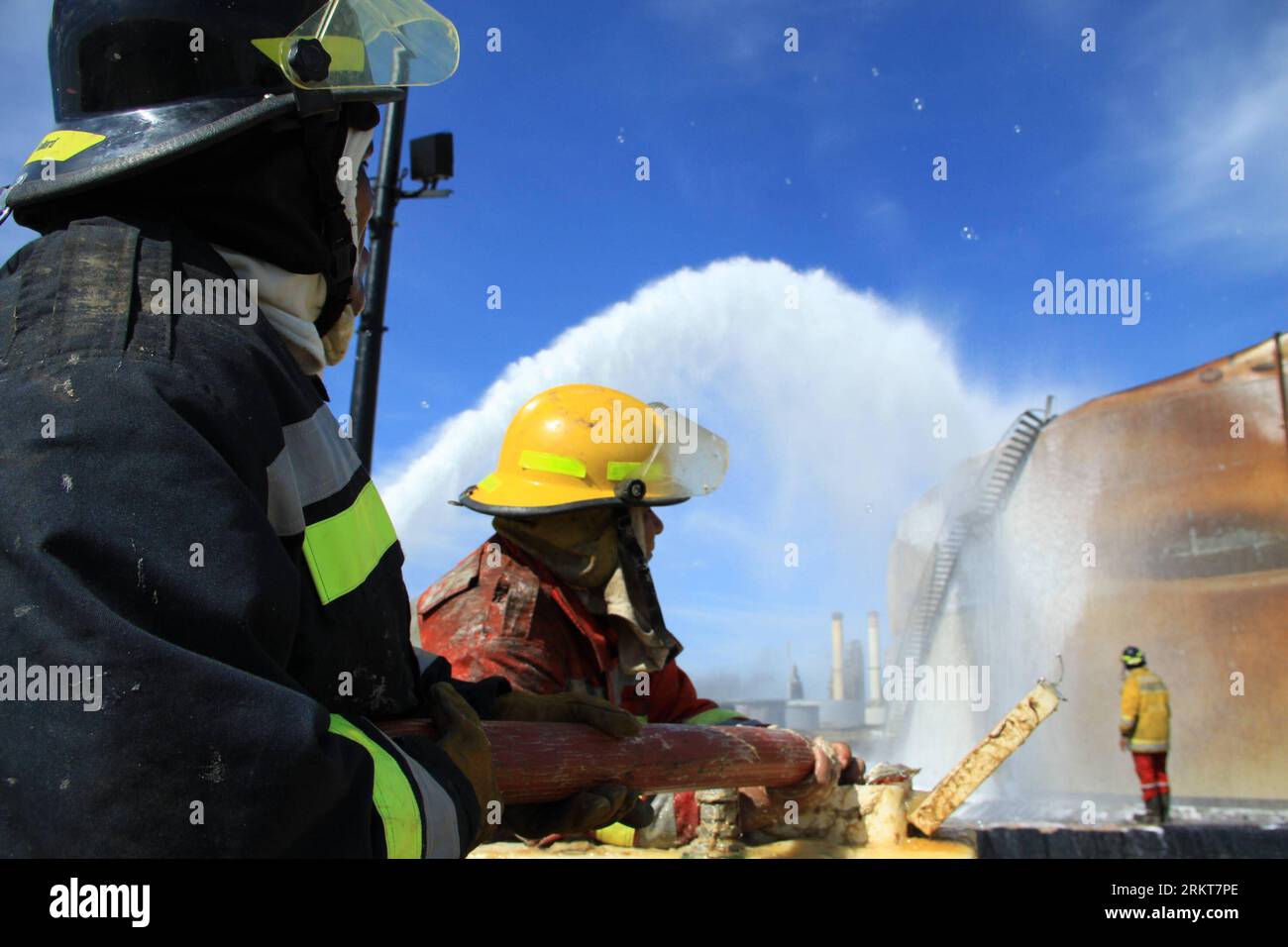 Bildnummer: 58400711 Datum: 28.08.2012 Copyright: imago/Xinhua (120829) -- PUNTO FIJO, Aug. 29, 2012 (Xinhua) -- Image provided by Petroleos de Venezuela Corp. (PDVSA, by its acronym in Spanish) shows firemen fighting a fire in the Amuay refinery tanks, belonging to PDVSA s Paraguana Refining Center, in Punto Fijo, Falcon State, Venezuela, on Aug. 28, 2012. According to company sources, emergency teams have already achieved in the last hours extinguishing the fire of two tanks of the storage area of the refinery in Venezuela after three days of fire fighting after the blast in Paraguana Refi Banque D'Images