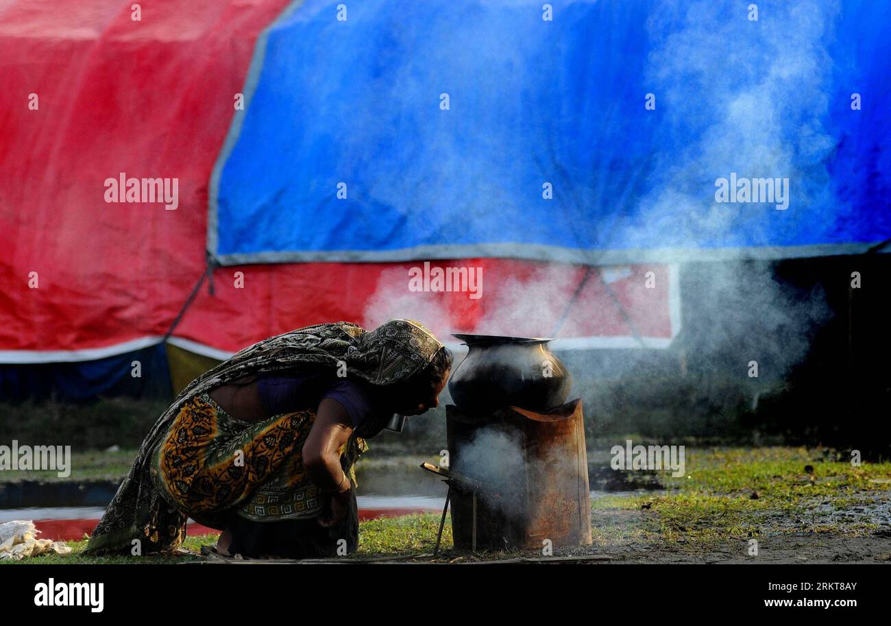 Bildnummer : 58404313 Datum : 29.08.2012 Copyright : imago/Xinhua (120830) -- GUWAHATI (INDE), 30 août 2012 (Xinhua) -- une femme indienne victime d'émeute prépare de la nourriture au camp de secours de l'école Lakhipur où à l'heure actuelle plus de 3 000 victimes d'émeute se réfugient dans le district de Bongaigaon de l'État d'Assam, en Inde, le 29 août 2012. Sept autres ont été tués au cours des derniers jours dans les derniers incidents de violence dans l'État indien d'Assam, au nord-est, portant le nombre de morts de la violence communautaire à 87, a rapporté le Press Trust of India le 26 août. (Xinhua/Stringer) (lr) INDE-ASSAM-BONGAIGAON-RE Banque D'Images