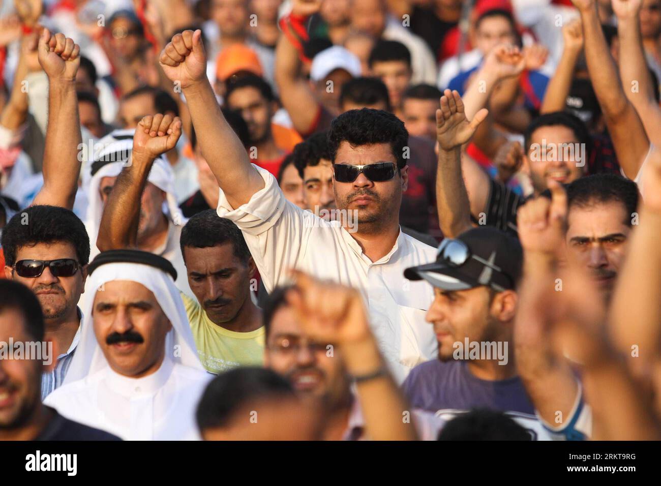 Bildnummer : 58413812 Datum : 31.08.2012 Copyright : imago/Xinhua les manifestants chiites crient des slogans lors d'une manifestation anti-gouvernementale dans la banlieue de Manama, Bahreïn, le 31 août 2012. Des milliers de manifestants de groupes d'opposition chiites ont défilé vendredi à Bahreïn pour exiger la libération des militants emprisonnés et davantage de droits politiques. (Xinhua/Ali Mohamood) (lyx) BAHRAIN-POLITICS-PROTEST PUBLICATIONxNOTxINxCHN Gesellschaft Politik Protest Demonstration Premiumd x0x xds 2012 quer Aufmacher Premiumd 58413812 Date 31 08 2012 Copyright Imago XINHUA manifestants chiites crient des slogans pendant à an Banque D'Images