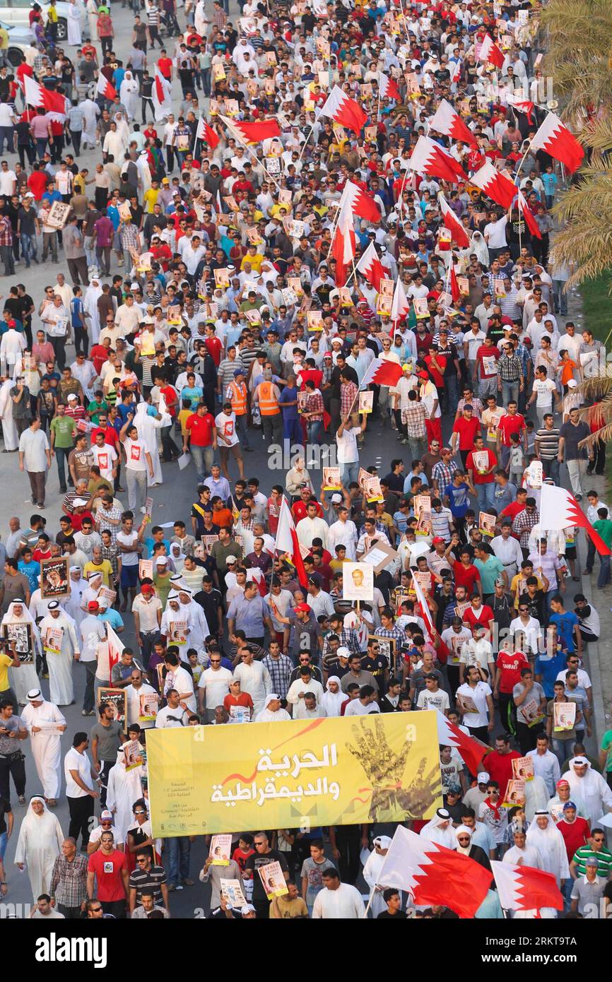 Bildnummer : 58413808 Datum : 31.08.2012 Copyright : imago/Xinhua les manifestants chiites crient des slogans lors d'une manifestation anti-gouvernementale dans la banlieue de Manama, Bahreïn, le 31 août 2012. Des milliers de manifestants de groupes d'opposition chiites ont défilé vendredi à Bahreïn pour exiger la libération des militants emprisonnés et davantage de droits politiques. (Xinhua/Ali Mohamood) (lyx) BAHRAIN-POLITICS-PROTEST PUBLICATIONxNOTxINxCHN Gesellschaft Politik Protest Presentation Premiumd x0x xds 2012 hoch 58413808 Date 31 08 2012 Copyright Imago XINHUA les manifestants chiites crient des slogans pendant au démon anti-gouvernement Banque D'Images