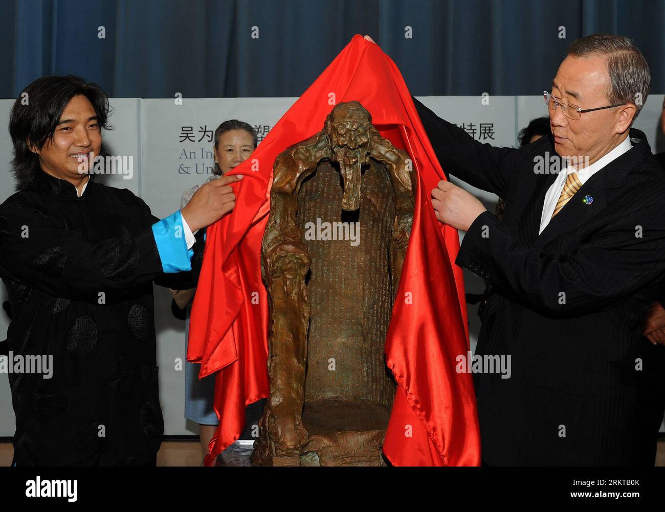 Bildnummer : 58432620 Datum : 05.09.2012 Copyright : imago/Xinhua (120905) -- NEW YORK, 5 septembre 2012 (Xinhua) -- le sculpteur chinois renommé Wu Weishan (G) présente sa sculpture en bronze nommée Lao Tzu au Secrétaire général de l'ONU Ban Ki-moon en cadeau au siège de l'ONU à New York, aux États-Unis, le 5 septembre 2012. Organisé par le Ministère chinois de la Culture et la Mission permanente chinoise auprès de l'ONU, Sculpter l'âme d'une nation - une exposition touristique internationale de l'art de Wu Weishan¤exposition spéciale aux Nations Unies a débuté mardi.(Xinhua/Shen Hong) (srb) ONU-NEW y Banque D'Images