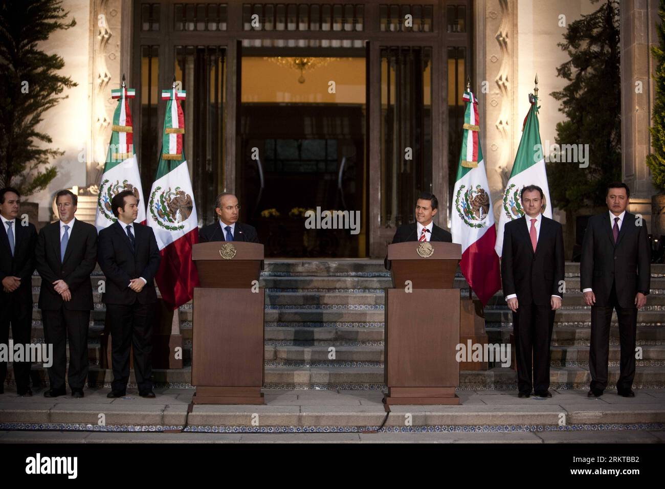 Bildnummer : 58435225 Datum : 05.09.2012 Copyright : imago/Xinhua (120906) -- MEXICO, 6 septembre 2012 (Xinhua) -- le président mexicain Felipe Calderon (C, à gauche) et le président mexicain élu Enrique Pena Nieto (C, à droite) assistent à une conférence de presse après une réunion à la résidence officielle Los Pinos à Mexico, capitale du Mexique, le 5 septembre 2012. (Xinhua/Rodrigo Oropeza) (zw) MEXICO-MEXICO CITY-CALDERON-PENA NIETO PUBLICATIONxNOTxINxCHN People Politik xjh x0x premiumd 2012 quer 58435225 Date 05 09 2012 Copyright Imago XINHUA Mexico sept 6 2012 XINHUA Président MEXICAIN Felipe Calderon C. Banque D'Images