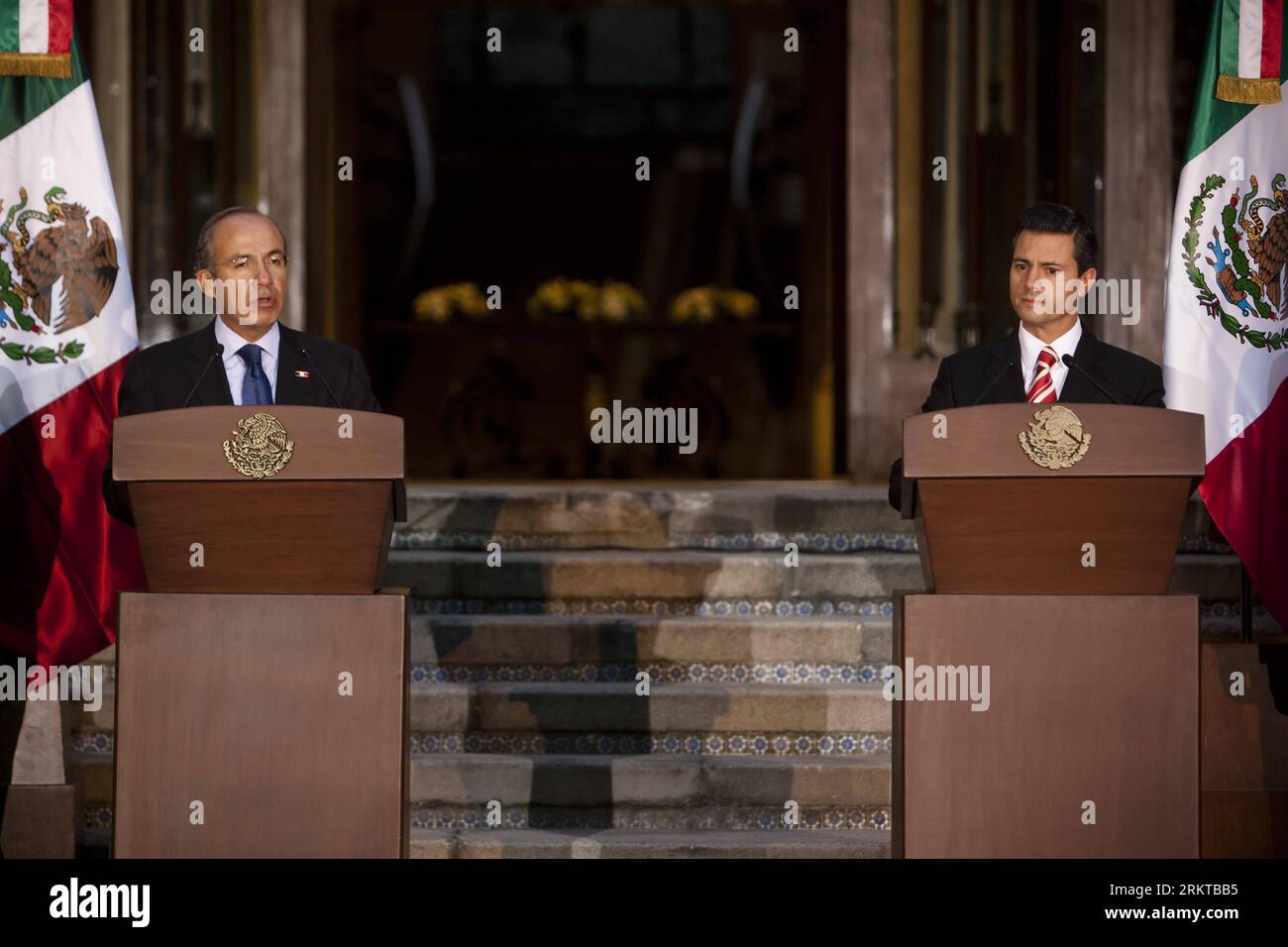 Bildnummer : 58435227 Datum : 05.09.2012 Copyright : imago/Xinhua (120906) -- MEXICO, 6 septembre 2012 (Xinhua) -- le président mexicain Felipe Calderon (à gauche) et le président mexicain élu Enrique Pena Nieto assistent à une conférence de presse après une réunion à la résidence officielle Los Pinos à Mexico, capitale du Mexique, le 5 septembre 2012. (Xinhua/Rodrigo Oropeza) (zw) MEXICO-MEXICO CITY-CALDERON-PENA NIETO PUBLICATIONxNOTxINxCHN People Politik xjh x0x premiumd 2012 quer 58435227 Date 05 09 2012 Copyright Imago XINHUA Mexico sept 6 2012 XINHUA Président MEXICAIN Felipe Calderon l et MEXICAN Presi Banque D'Images