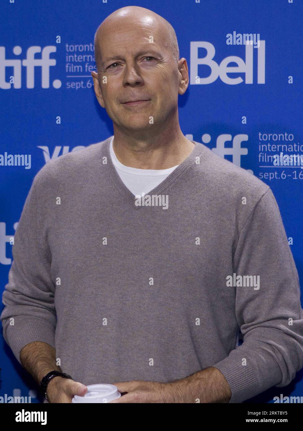 Bildnummer : 58439526 Datum : 06.09.2012 Copyright : imago/Xinhua (120907) -- TORONTO, 7 septembre 2012 (Xinhua) -- l'acteur Bruce Willis assiste à une conférence de presse avant la projection du film d'ouverture Looper au cours du 37e Festival international du film de Toronto à Toronto, Canada, le 6 septembre 2012. L'événement annuel de 11 jours a débuté ici jeudi. (Xinhua/Zou Zheng) (lyx) PUBLICATIONxNOTxINxCHN People Entertainment Kultur Porträt xjh x0x premiumd 2012 hoch Highlight 58439526 Date 06 09 2012 Copyright Imago XINHUA Toronto sept 7 2012 l'acteur de XINHUA Bruce Willis assiste à une conférence de presse avant Banque D'Images