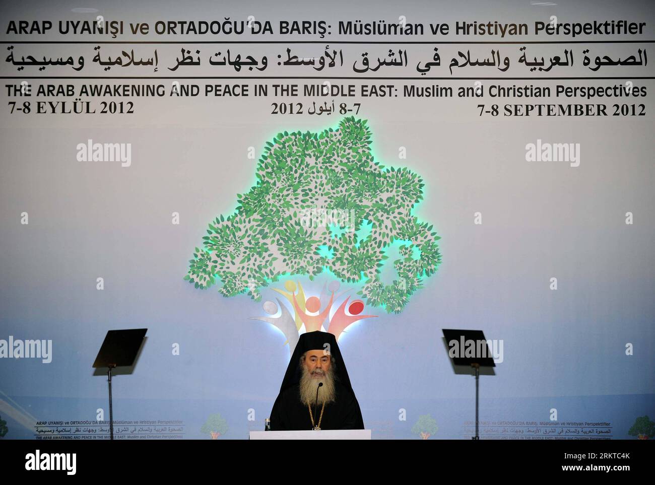 Bildnummer : 58443314 Datum : 07.09.2012 Copyright : imago/Xinhua (120907) -- ISTANBUL, 7 septembre 2012 (Xinhua) -- Théofilos III, Patriarche de l'Église chrétienne orthodoxe de Jérusalem, prononce une allocution sur l'éveil arabe et la paix dans le nouveau Moyen-Orient : Perspectives musulmanes et chrétiennes à Istanbul, Turquie, 7 septembre 2012. Les dirigeants politiques et religieux d'Arabie et d'autres pays du Moyen-Orient se sont réunis vendredi à Istanbul pour discuter de la coexistence et du co-développement des différentes cultures dans la région.(Xinhua/Ma Yan) (zy) TURKEY-POLITICS-RELIGION-FORUM PUBLICATIONxNOTx Banque D'Images