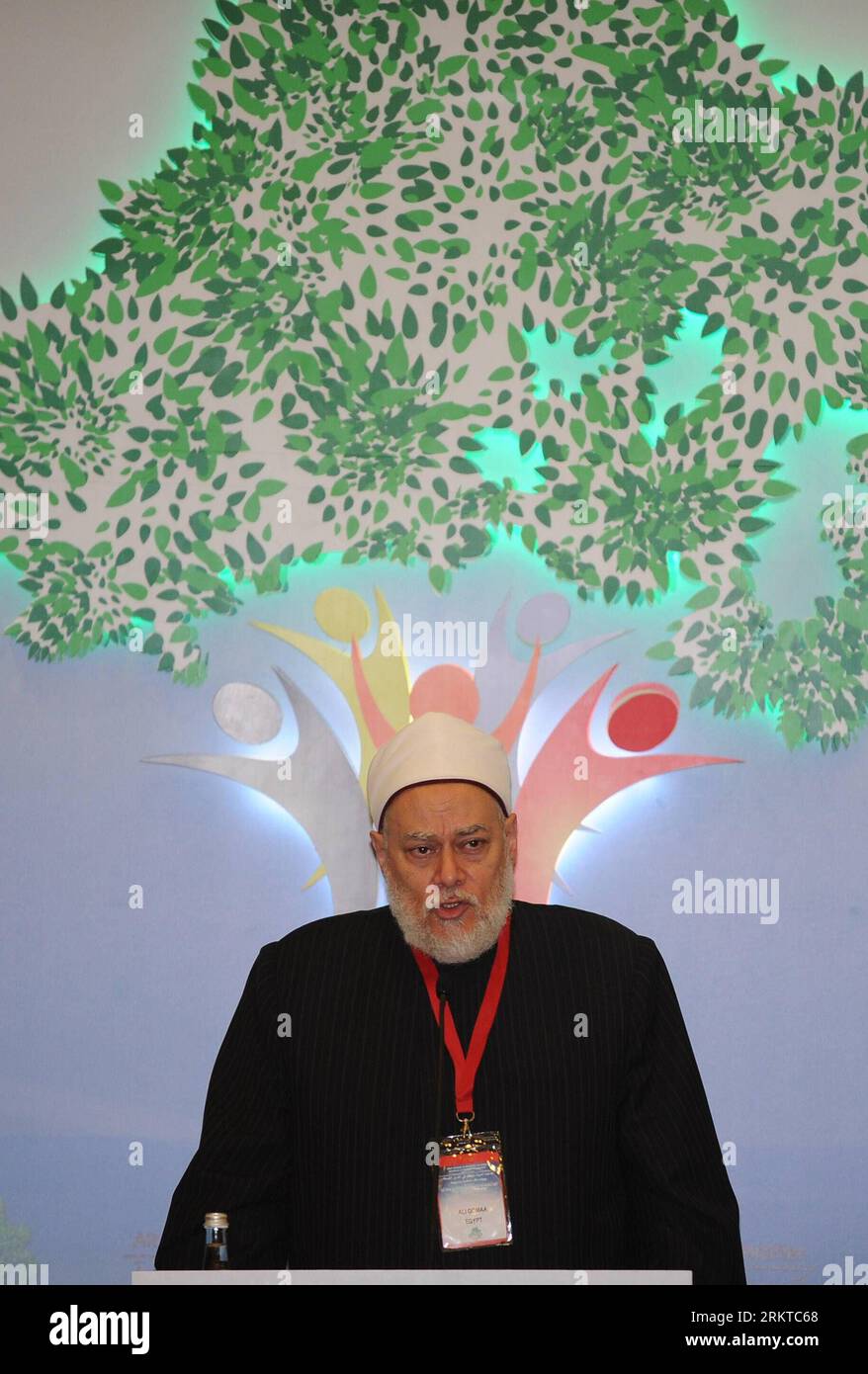 Bildnummer : 58443312 Datum : 07.09.2012 Copyright : imago/Xinhua (120907) -- ISTANBUL, 7 septembre 2012 (Xinhua) -- Sheikh Ali Gomaa, chef mufti (chef religieux) d'Egypte, prononce une allocution à la conférence internationale sur l'éveil arabe et la paix au nouveau Moyen-Orient : Perspectives musulmanes et chrétiennes à Istanbul, Turquie, le 7 septembre 2012. Les dirigeants politiques et religieux d'Arabie et d'autres pays du Moyen-Orient se sont réunis vendredi à Istanbul pour discuter de la coexistence et du co-développement des différentes cultures dans la région.(Xinhua/Ma Yan) (zy) TURKEY-POLITICS-RELIGION-FORUM PUBLICATIONxNOTxINxCHN Gesells Banque D'Images