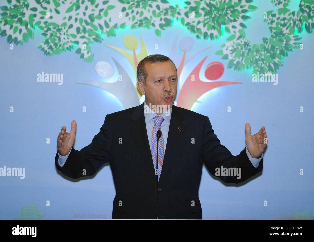 Bildnummer : 58443357 Datum : 07.09.2012 Copyright : imago/Xinhua (120907) -- ISTANBUL, 7 septembre 2012 (Xinhua) -- Recep Tayyip Erdogan, Premier ministre de Turquie, s'adresse à la conférence internationale sur l'éveil arabe et la paix dans le nouveau Moyen-Orient : Perspectives musulmanes et chrétiennes à Istanbul, Turquie, le 7 septembre 2012. Les dirigeants politiques et religieux d'Arabie et d'autres pays du Moyen-Orient se sont réunis vendredi à Istanbul pour discuter de la coexistence et du co-développement des différentes cultures dans la région.(Xinhua/Ma Yan) (zy) TURKEY-POLITICS-RELIGION-FORUM PUBLICATIONxNOTxINxCHN People Politik xm Banque D'Images