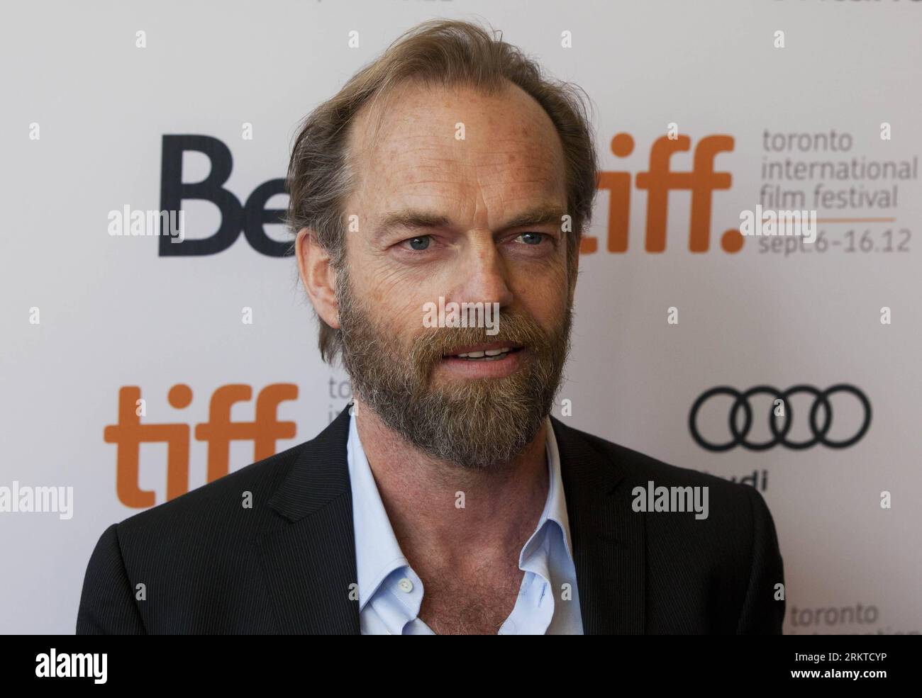 Bildnummer : 58448189 Datum : 08.09.2012 Copyright : imago/Xinhua (120909) -- TORONTO, le 9 septembre 2012 -- l'acteur Hugo Weaving pose pour des photos avant la projection du film Cloud Atlas au Princess of Wales Theatre lors du 37e Festival international du film de Toronto, Canada, le 8 septembre 2012. (Xinhua/Zou Zheng) (lyx) PUBLICATIONxNOTxINxCHN Kultur Entertainment People film Filmfestival xas x0x Porträt Wolkenatlas 2012 quer premiumd 58448189 Date 08 09 2012 Copyright Imago XINHUA Toronto sept 9 2012 l'acteur Hugo Weaving pose pour des photos avant la projection du film Cloud Atlas Banque D'Images