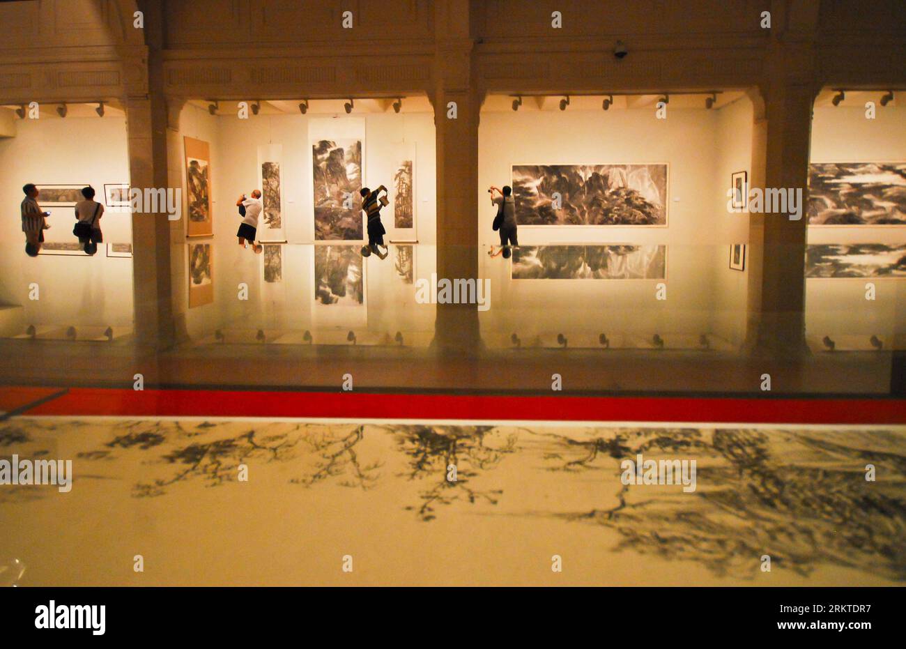 Bildnummer : 58453519 Datum : 10.09.2012 Copyright : imago/Xinhua (120910) -- SHANGHAI, 10 septembre 2012 (Xinhua) -- les visiteurs regardent une exposition de peinture au Shanghai Art Museum à Shanghai, dans l'est de la Chine, le 10 septembre 2012. Le 1 octobre 2012, le Musée d'Art de Shanghai sera transféré dans le bâtiment utilisé pour être le Pavillon de la Chine lors de l'exposition universelle de Shanghai de 2010. Au total, 27 salles d'exposition seront installées au musée d'art, couvrant une surface d'exposition de plus de 64000 mètres carrés. (Xinhua) (zhs) CHINA-SHANGHAI-ART MUSEUM-TRANSFER (CN) PUBLICATIONxNOTxINxCHN Kultur Kunst Museum Ausstellung x0 Banque D'Images