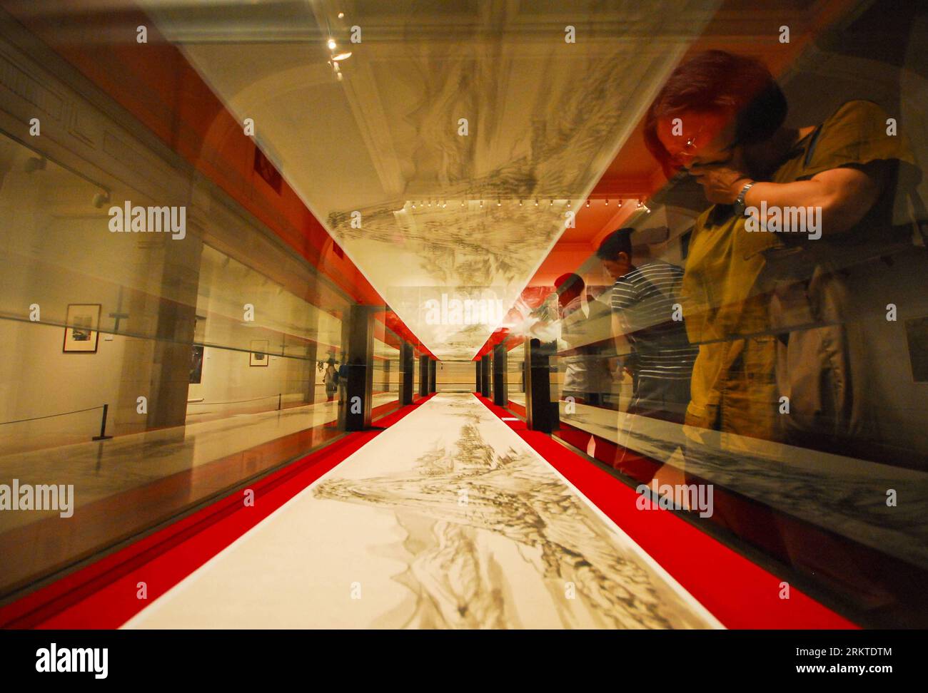 Bildnummer : 58453518 Datum : 10.09.2012 Copyright : imago/Xinhua (120910) -- SHANGHAI, 10 septembre 2012 (Xinhua) -- les visiteurs regardent une exposition de peinture au Shanghai Art Museum à Shanghai, dans l'est de la Chine, le 10 septembre 2012. Le 1 octobre 2012, le Musée d'Art de Shanghai sera transféré dans le bâtiment utilisé pour être le Pavillon de la Chine lors de l'exposition universelle de Shanghai de 2010. Au total, 27 salles d'exposition seront installées au musée d'art, couvrant une surface d'exposition de plus de 64000 mètres carrés. (Xinhua) (zhs) CHINA-SHANGHAI-ART MUSEUM-TRANSFER (CN) PUBLICATIONxNOTxINxCHN Kultur Kunst Museum Ausstellung x0 Banque D'Images