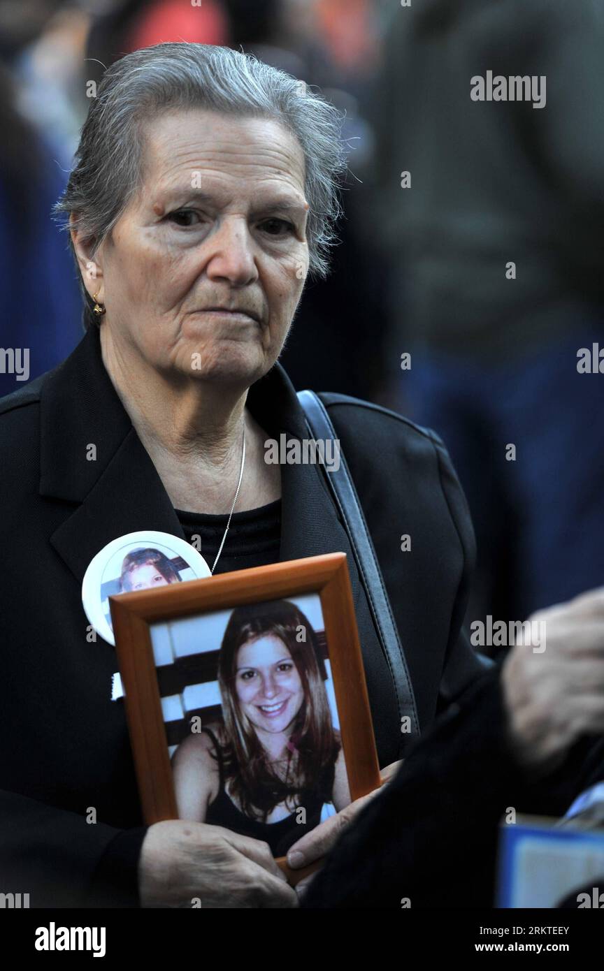 Bildnummer : 58458833 Datum : 11.09.2012 Copyright : imago/Xinhua (120911) -- NEW YORK, 11 septembre 2012 (Xinhua) -- Une femme tient une photo de sa fille sur le site du World Trade Center à New York, États-Unis, le 11 septembre 2012. La cérémonie de commémoration du 11e anniversaire de 9/11 a lieu sur la place commémorative nationale du 11 septembre. Des milliers de membres des familles des victimes des attentats de 2001 et 1993 assistent à la cérémonie et certains d entre eux ont été invités à participer à la lecture des noms des victimes cette année. (Xinhua/Wang Lei) (ZKR) US-NEW YORK-9/11-CÉRÉMONIE DE COMMÉMORATION PUBLICATIO Banque D'Images