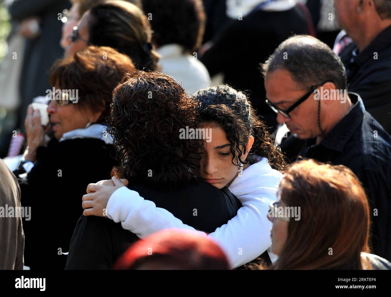 Bildnummer : 58458834 Datum : 11.09.2012 Copyright : imago/Xinhua (120911) -- NEW YORK, 11 septembre 2012 (Xinhua) -- deux femmes énormes l'une l'autre lors de la cérémonie de commémoration sur le site du World Trade Center à New York, États-Unis, le 11 septembre 2012. La cérémonie de commémoration du 11e anniversaire de 9/11 a lieu sur la place commémorative nationale du 11 septembre. Des milliers de membres des familles des victimes des attentats de 2001 et 1993 assistent à la cérémonie et certains d entre eux ont été invités à participer à la lecture des noms des victimes cette année. (Xinhua/Wang Lei) (ZKR) US-NEW YORK-9/11-COMMEMORATI Banque D'Images