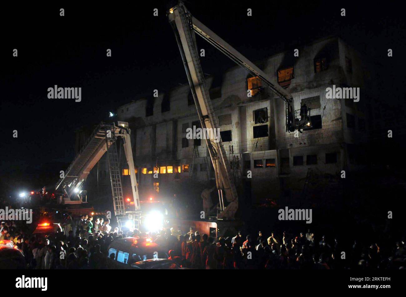 (120911) -- KARACHI, 11 septembre 2012 (Xinhua) -- des pompiers et des sauveteurs pakistanais travaillent dans une usine de vêtements à Karachi, dans le sud du Pakistan, le 11 septembre 2012. Deux incendies d'usine qui se sont produits mardi au Pakistan ont fait 40 morts et blessé 57 autres, selon les médias locaux. (Xinhua/Masroor) PAKISTAN-KARACHI-CONFECTION USINE-FIRE PUBLICATIONxNOTxINxCHN Banque D'Images
