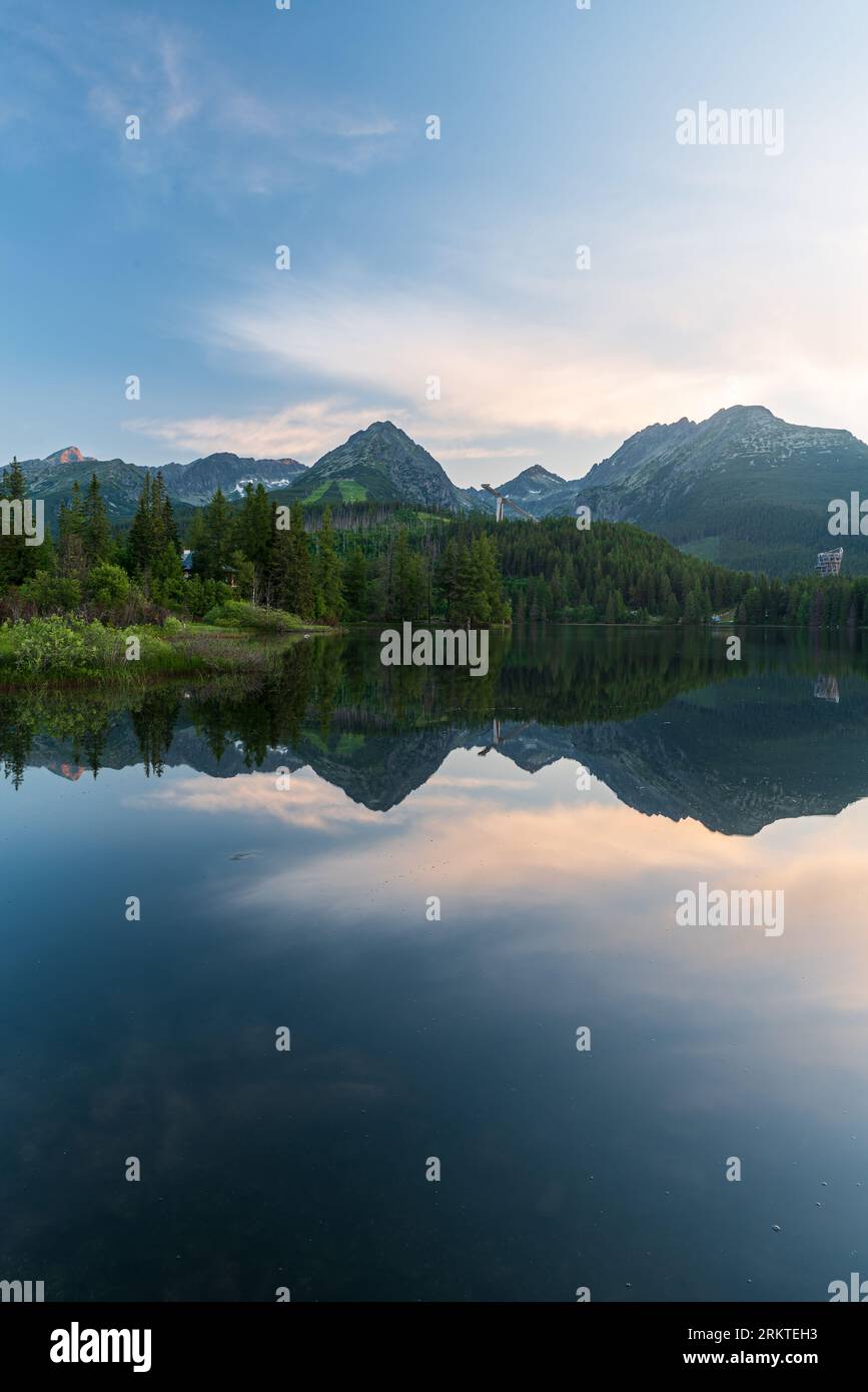 Lac Strbske pleso avec des pics sur le fond dans les montagnes des Hautes Tatras en Slovaquie au lever du soleil Banque D'Images