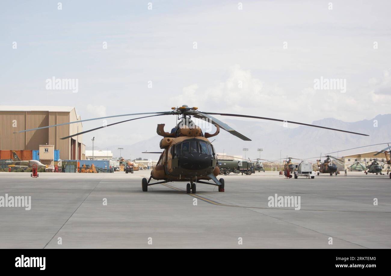 Bildnummer : 58462588 Datum : 12.09.2012 Copyright : imago/Xinhua (120912) -- KABOUL, 12 septembre 2012 (Xinhua) -- des hélicoptères militaires afghans sont vus à l'aéroport militaire de Kaboul, Afghanistan, 12 septembre 2012. Les États-Unis et leurs alliés aident l’Afghanistan à reconstruire sa force aérienne, qui a été réduite sous le régime taliban. (Xinhua/Ahmad Massoud) AFGHANISTAN-KABOUL-AIR FORCE-REBUILD PUBLICATIONxNOTxINxCHN Militär Militärflughafen Flughafen Hubschrauber x0x xac 2012 quer Aufmacher premiumd 58462588 Date 12 09 2012 Copyright Imago XINHUA Kaboul septembre 12 2012 XINHUA Afghan Military Helicopters ar Banque D'Images