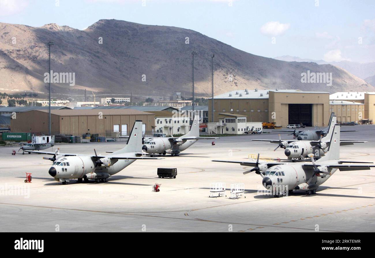 Bildnummer : 58462585 Datum : 12.09.2012 Copyright : imago/Xinhua (120912) -- KABOUL, 12 septembre 2012 (Xinhua) -- des avions cargo militaires afghans sont vus à l'aéroport militaire de Kaboul à Kaboul, Afghanistan, le 12 septembre 2012. Les États-Unis et leurs alliés aident l’Afghanistan à reconstruire sa force aérienne, qui a été réduite sous le régime taliban. (Xinhua/Ahmad Massoud) AFGHANISTAN-KABOUL-AIR FORCE-REBUILD PUBLICATIONxNOTxINxCHN Militär Militärflughafen Flughafen Flugzeug x0x xac 2012 quer Aufmacher premiumd 58462585 Date 12 09 2012 Copyright Imago XINHUA Kabul sept 12 2012 XINHUA afghan Military Cargo Plan sont la Banque D'Images