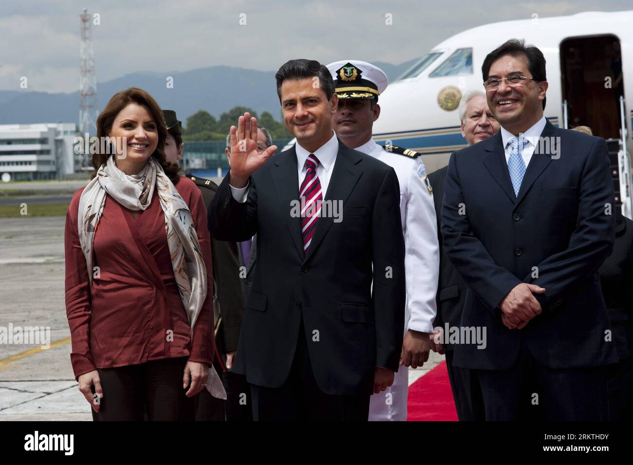 Bildnummer : 58483866 Datum : 17.09.2012 Copyright : imago/Xinhua (120918) -- GUATEMALA CITY, 18 septembre 2012 (Xinhua) -- le président élu du Mexique, Enrique Pena Nieto (C), accompagné de son épouse Angelica Rivera (G), est reçu par le chancelier du Guatemala, Harold Caballeros (D), dans les installations de l armée de l air guatémaltèque, à Guatelama, capitale du Guatemala, le 17 septembre 2012. Pena Nieto a lancé lundi une tournée latino-américaine en visitant le Guatemala, la Colombie, le Brésil, le Chili, l'Argentine et le Pérou, discuter des questions liées à la sécurité, au commerce, à l'immigration et à la drogue. (Xinhua/Luis Echeverria) (da) (sp) £¨Î÷£©£¨¹ú¼Ê Banque D'Images