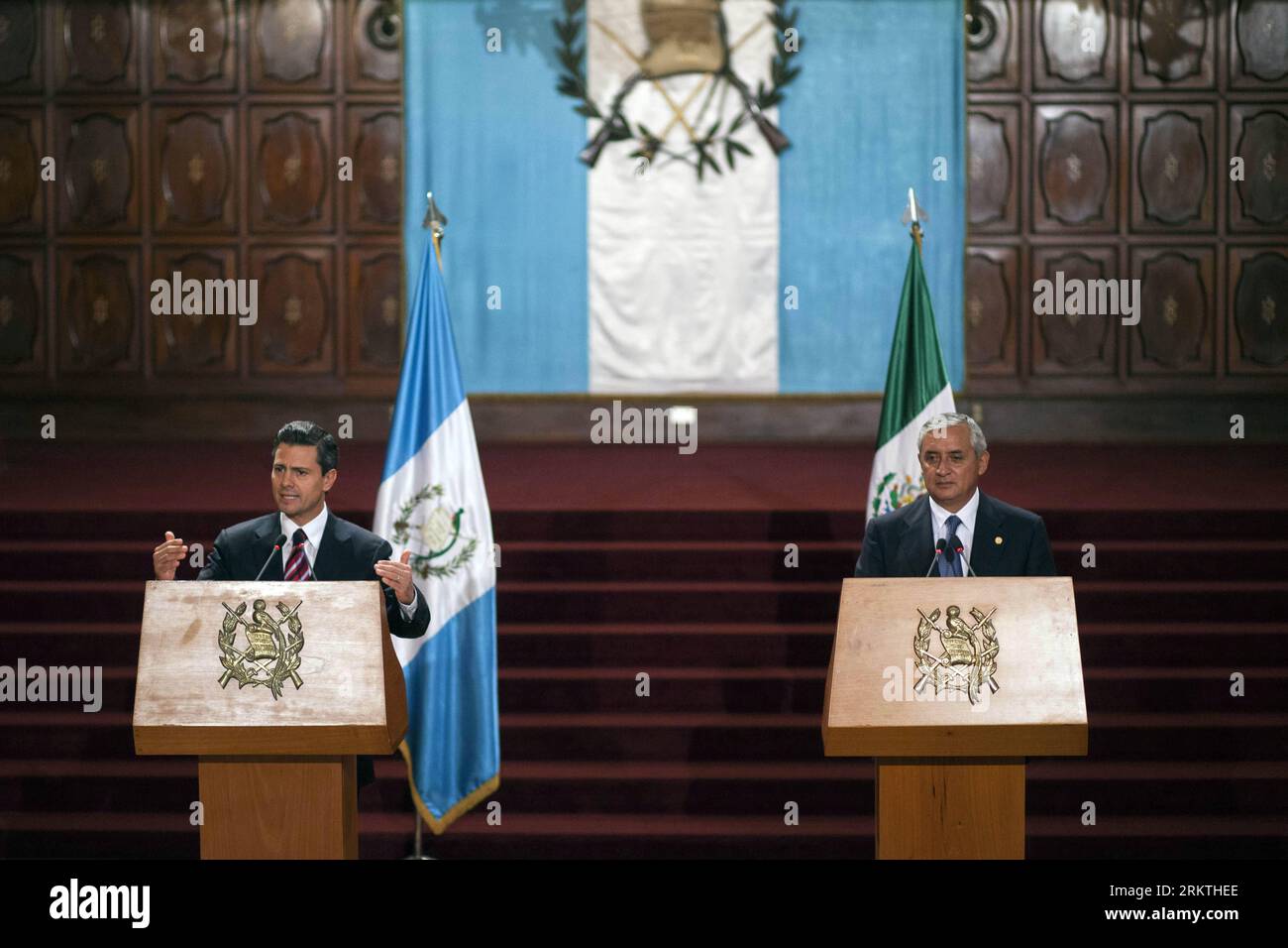 Bildnummer : 58483869 Datum : 17.09.2012 Copyright : imago/Xinhua (120918) -- GUATEMALA CITY, 18 septembre 2012 (Xinhua) -- le président mexicain élu Enrique Pena Nieto (à gauche) et le président guatémaltèque Otto Perez Molina (à droite), assistent à une conférence de presse conjointe au Palais national, à Guatelama City, capitale du Guatemala, le 17 septembre 2012. Pena Nieto a lancé lundi une tournée latino-américaine en visitant le Guatemala, la Colombie, le Brésil, le Chili, l'Argentine et le Pérou, discuter des questions liées à la sécurité, au commerce, à l'immigration et à la drogue. (Xinhua/Luis Echeverria) (da) (sp) £¨Î÷ÎÄ£©£¨¹ú¼Ê×¨Ïß£©GUATEMALA-GUATEMALA CITY-MEXICO- Banque D'Images