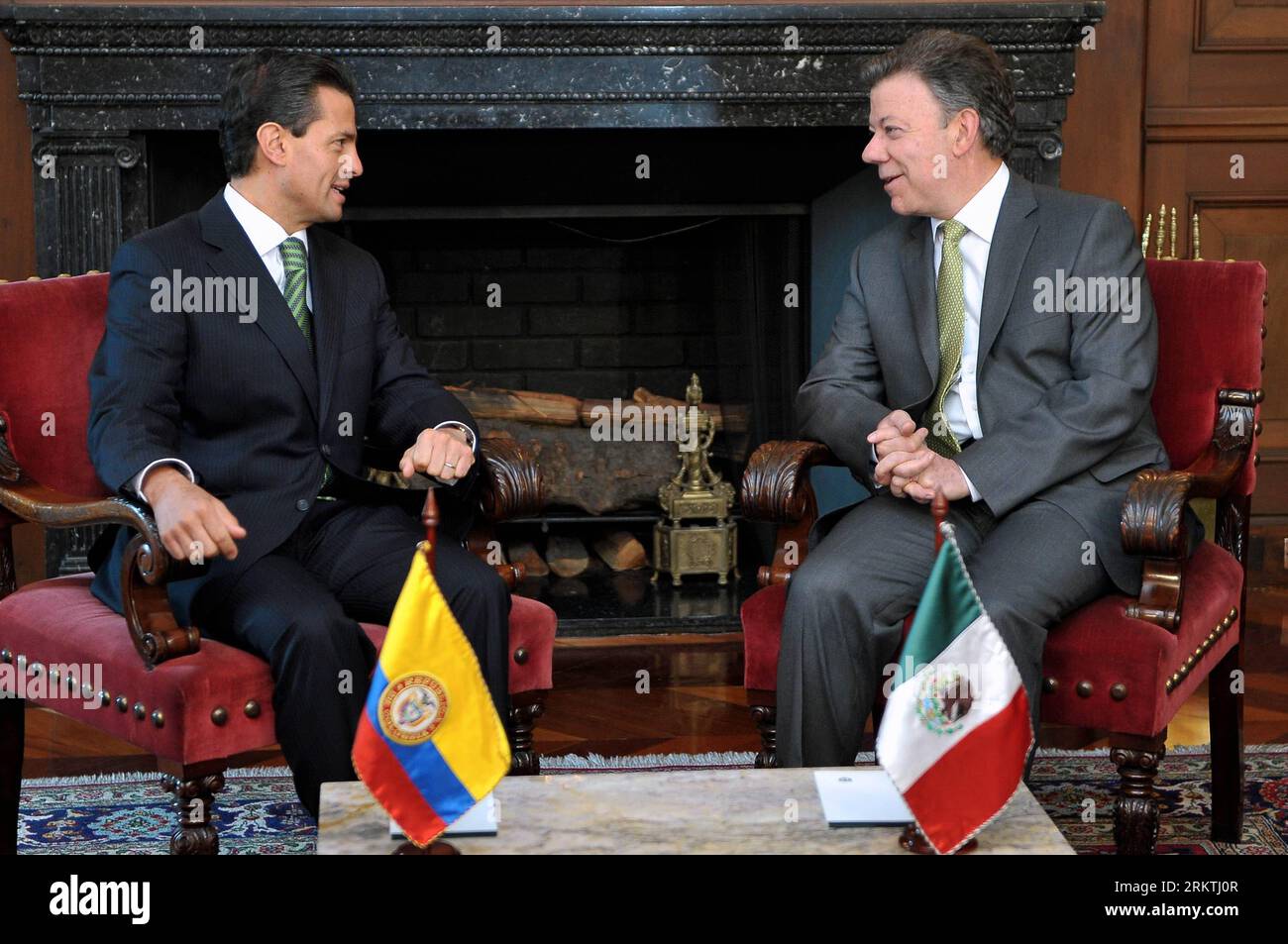 Bildnummer : 58489430 Datum : 18.09.2012 Copyright : imago/Xinhua (120918) -- BOGOTA, 18 septembre 2012 (Xinhua) -- photo fournie par la présidence colombienne montrant le président colombien Juan Manuel Santos (à droite) rencontrant le président mexicain élu Enrique Pena Nieto, à Bogota, en Colombie, le 18 septembre 2012. Pena Nieto est en Colombie pour une visite d'une journée. (Xinhua/Présidence COLOMBIENNE) COLOMBIA-BOGOTA-MEXICO-POLITICS-VISIT PUBLICATIONxNOTxINxCHN People Politik x0x xmb 2012 quer premiumd 58489430 Date 18 09 2012 Copyright Imago XINHUA Bogota sept 18 2012 XINHUA photo fournie par la Présidence o Banque D'Images