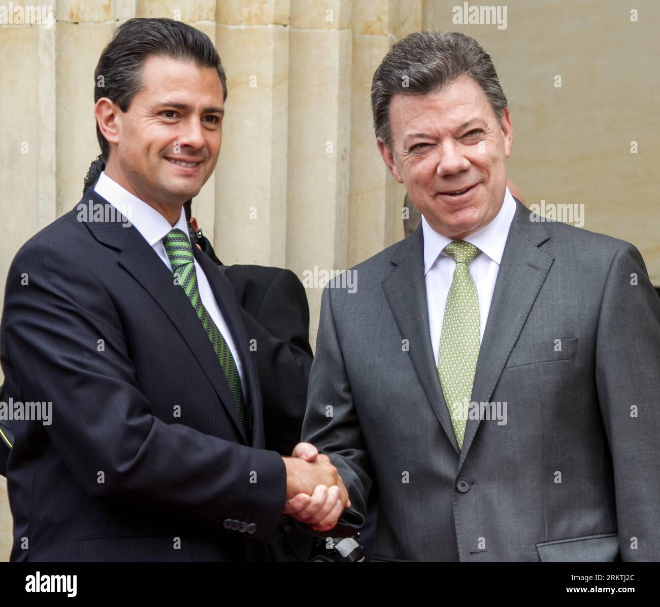 Bildnummer : 58489429 Datum : 18.09.2012 Copyright : imago/Xinhua (120918) -- BOGOTA, 18 septembre 2012 (Xinhua) -- le président colombien Juan Manuel Santos (à droite) serre la main du président mexicain élu Enrique Pena Nieto, à Bogota, Colombie, le 18 septembre 2012. Pena Nieto est en Colombie pour une visite d'une journée. (Xinhua/Jhon Paz) COLOMBIA-BOGOTA-MEXICO-POLITICS-VISIT PUBLICATIONxNOTxINxCHN People Politik x0x xmb 2012 quadrat premiumd 58489429 Date 18 09 2012 Copyright Imago XINHUA Bogota sept 18 2012 XINHUA Président colombien Juan Manuel Santos r serre la main du Président MEXICAIN élu Enrique Banque D'Images