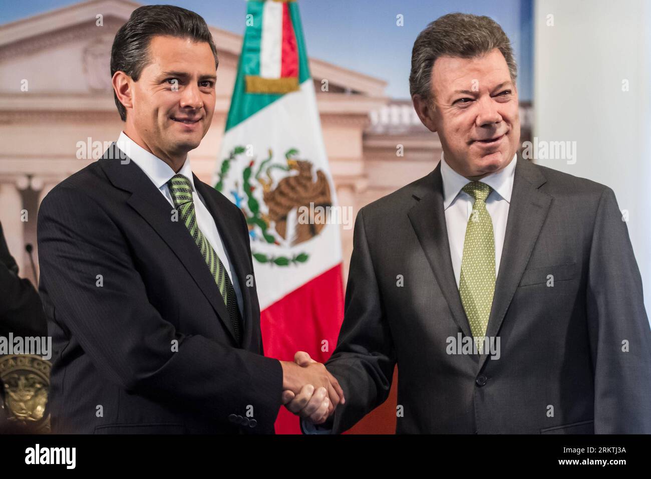 Bildnummer : 58491373 Datum : 18.09.2012 Copyright : imago/Xinhua (120919) -- BOGOTA, 19 septembre 2012 (Xinhua) -- le président colombien Juan Manuel Santos (à droite) serre la main du président mexicain élu Enrique Pena Nieto (à gauche), après une conférence de presse conjointe, à la Maison Narino à Bogota, Colombie, le 18 septembre 2012. Pena Nieto a visité la Colombie lors de sa tournée en Amérique centrale et en Amérique du Sud. (Xinhua/Jhon Paz) (da) (sp) COLOMBIA-BOGOTA-MEXICO-POLITICS-VISIT PUBLICATIONxNOTxINxCHN Politik people premiumd x0x xmb 2012 quer 58491373 Date 18 09 2012 Copyright Imago XINHUA Bogota sept 19 2012 XINHUA Colombian Banque D'Images