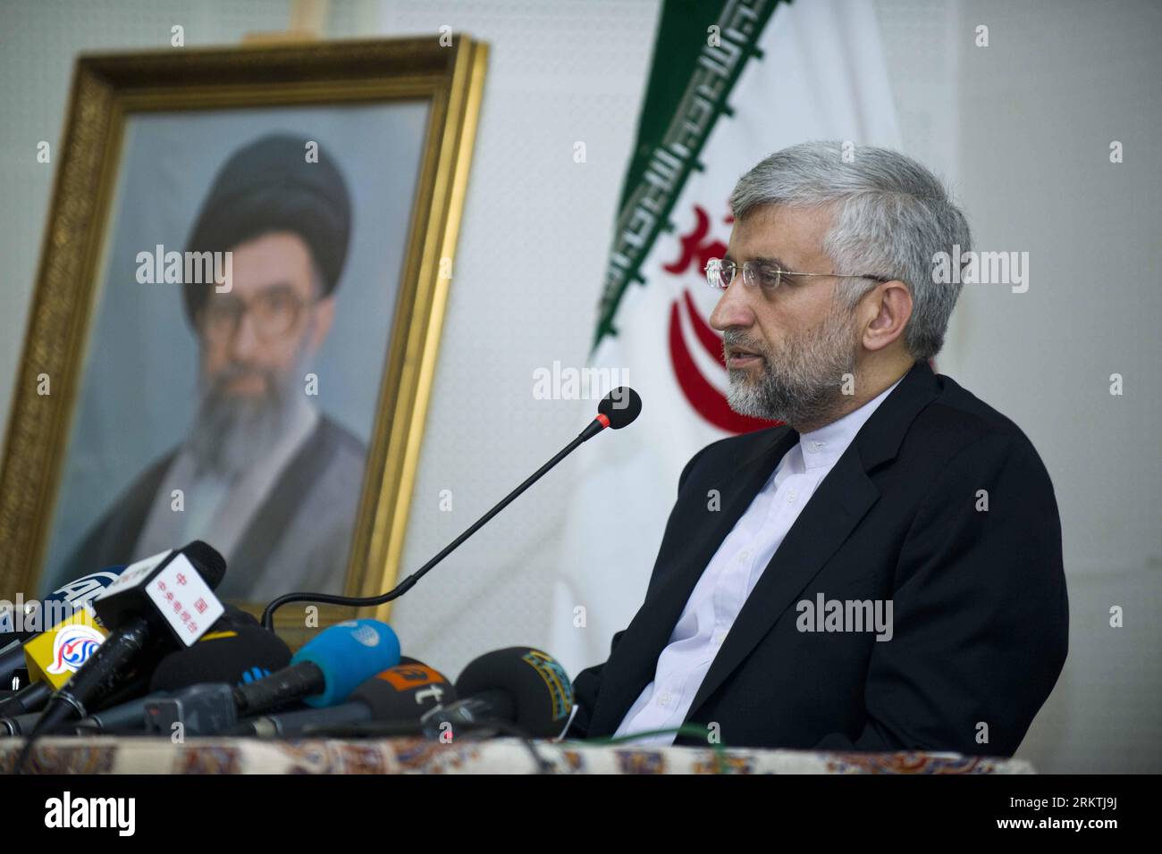 Bildnummer : 58492060 Datum : 19.09.2012 Copyright : imago/Xinhua (120919) -- ISTANBUL, 19 septembre 2012 (Xinhua) -- le négociateur nucléaire iranien Saeed Jalili prend la parole lors d'une conférence de presse au consulat général iranien à Istanbul en Turquie, le 19 septembre 2012. Saeed Jalili a déclaré ici mercredi que l'Iran et l'Union européenne (UE) ont convenu de tenir un nouveau cycle de négociations nucléaires dans un avenir proche. (Xinhua/Ma Yan)(yby) TURQUIE-ISTANBUL-IRAN-NUCLEAR-eu PUBLICATIONxNOTxINxCHN Politik People Chefunterhändler Unterhändler Atomgespräche Atom Gespräche xas x0x Porträt premiumd 2012 quer 58492060 Banque D'Images