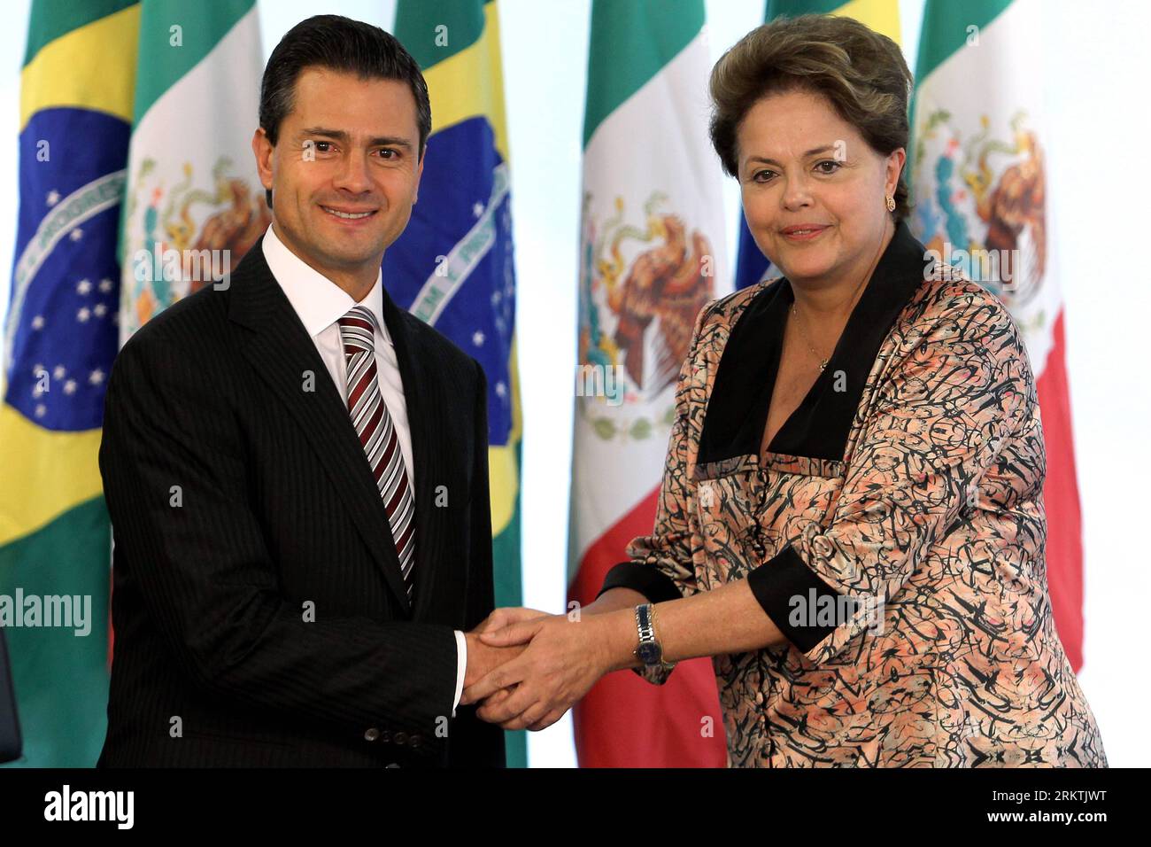 Bildnummer : 58496115 Datum : 20.09.2012 Copyright : imago/Xinhua BRASILIA, 20 septembre 2012 (Xinhua) -- la présidente brésilienne Dilma Rousseff (à droite) rencontre le président mexicain élu Enrique Pena Nieto au Palais Planalto à Brasilia, Brésil, le 20 septembre 2012. (Xinhua/Agencia Estado) (ae) (mp) (ce) BRASILIA-MEXICO-POLITICS-VISIT PUBLICATIONxNOTxINxCHN Politik people premiumd x0x xac 2012 quer 58496115 Date 20 09 2012 Copyright Imago XINHUA Brasilia sept 20 2012 la Présidente brésilienne DE XINHUA Dilma Rousseff rencontre le Président MEXICAIN élu Enrique Pena Nieto AU Palais Plan Alto à B. Banque D'Images