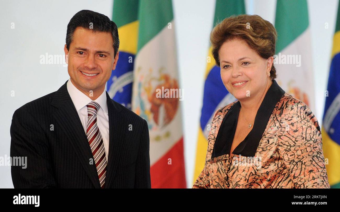 Bildnummer : 58496113 Datum : 20.09.2012 Copyright : imago/Xinhua BRASILIA, 20 septembre 2012 (Xinhua) -- la présidente brésilienne Dilma Rousseff (à droite) rencontre le président mexicain élu Enrique Pena Nieto au Palais Planalto à Brasilia, Brésil, le 20 septembre 2012. (Xinhua/Agencia Estado) (ae) (mp) (ce) BRASILIA-MEXICO-POLITICS-VISIT PUBLICATIONxNOTxINxCHN Politik people premiumd x0x xac 2012 quer 58496113 Date 20 09 2012 Copyright Imago XINHUA Brasilia sept 20 2012 la Présidente brésilienne DE XINHUA Dilma Rousseff rencontre le Président MEXICAIN élu Enrique Pena Nieto AU Palais Plan Alto à B. Banque D'Images