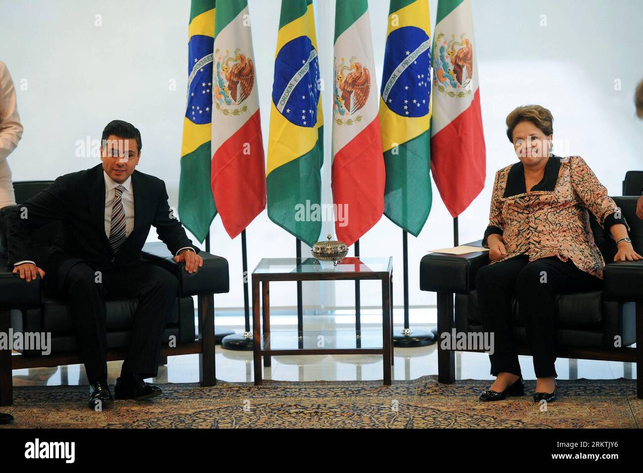 Bildnummer : 58496114 Datum : 20.09.2012 Copyright : imago/Xinhua BRASILIA, 20 septembre 2012 (Xinhua) -- la présidente brésilienne Dilma Rousseff (à droite) rencontre le président mexicain élu Enrique Pena Nieto au Palais Planalto à Brasilia, Brésil, le 20 septembre 2012. (Xinhua/Agencia Estado) (ae) (mp) (ce) BRASILIA-MEXICO-POLITICS-VISIT PUBLICATIONxNOTxINxCHN Politik people premiumd x0x xac 2012 quer 58496114 Date 20 09 2012 Copyright Imago XINHUA Brasilia sept 20 2012 la Présidente brésilienne DE XINHUA Dilma Rousseff rencontre le Président MEXICAIN élu Enrique Pena Nieto AU Palais Plan Alto à B. Banque D'Images