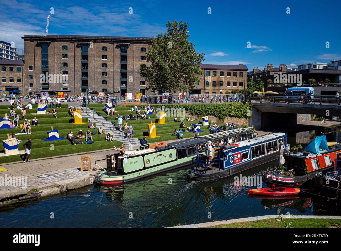 Granary Square Kings Cross London - Coal Drops Yard - place d'été au bord du Regents Canal. London Kings Cross Development. Banque D'Images