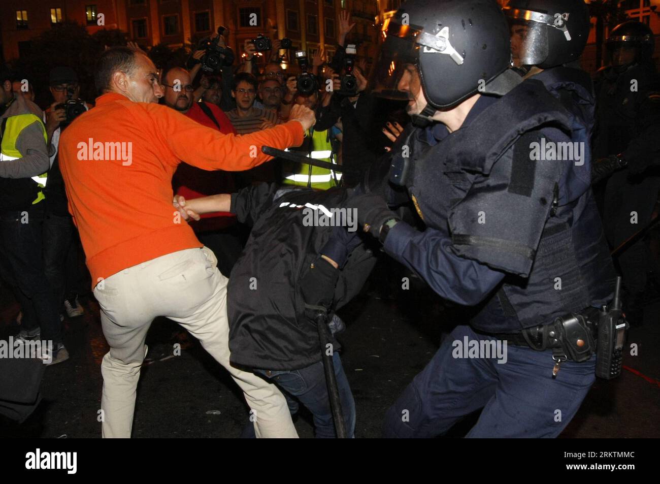 Bildnummer : 58515052 Datum : 25.09.2012 Copyright : imago/Xinhua (120926) -- MADRID, 25 septembre 2012 (Xinhua) -- la police anti-émeute affronte des manifestants lors d’une manifestation contre les mesures d’austérité impopulaires mises en œuvre par le gouvernement espagnol, dirigé par le Premier ministre Mariano Rajoy, devant le congrès espagnol à Madrid, capitale de l’Espagne, le 25 septembre 2012. La police a procédé à 22 arrestations et 28 ont été blessés mardi soir à la suite d'une série d'accusations de matraque contre des dizaines de milliers de manifestants manifestant au congrès espagnol. (Xinhua/AGENCIAPUNTOPRESS) (zw) PUBLICATION ESPAGNE-MADRID-PROTESTATION Banque D'Images
