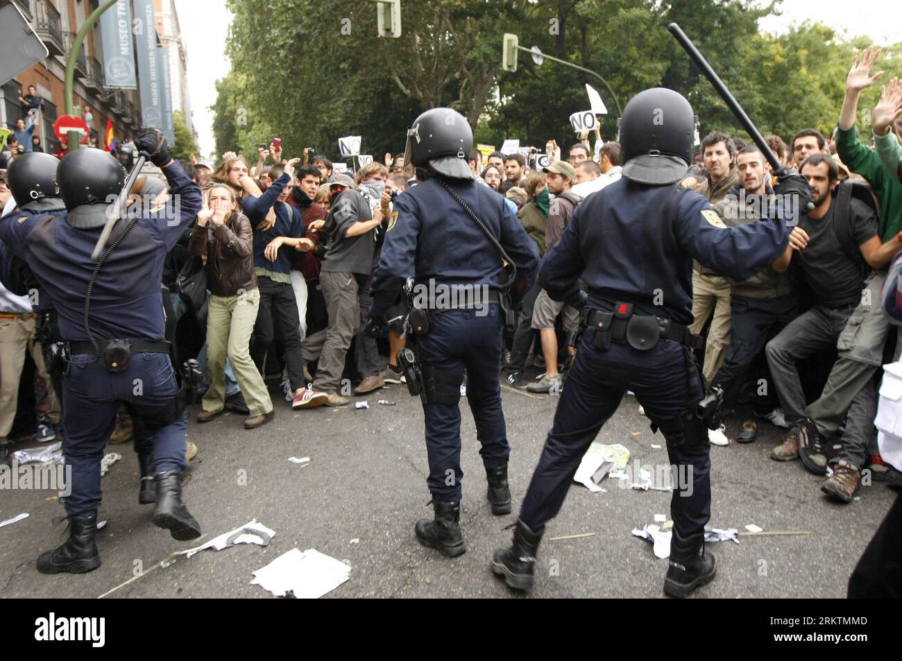 Bildnummer : 58515051 Datum : 25.09.2012 Copyright : imago/Xinhua (120926) -- MADRID, 25 septembre 2012 (Xinhua) -- la police anti-émeute affronte des manifestants lors d’une manifestation contre les mesures d’austérité impopulaires mises en œuvre par le gouvernement espagnol, dirigé par le Premier ministre Mariano Rajoy, devant le congrès espagnol à Madrid, capitale de l’Espagne, le 25 septembre 2012. La police a procédé à 22 arrestations et 28 ont été blessés mardi soir à la suite d'une série d'accusations de matraque contre des dizaines de milliers de manifestants manifestant au congrès espagnol. (Xinhua/AGENCIAPUNTOPRESS) (zw) PUBLICATION ESPAGNE-MADRID-PROTESTATION Banque D'Images