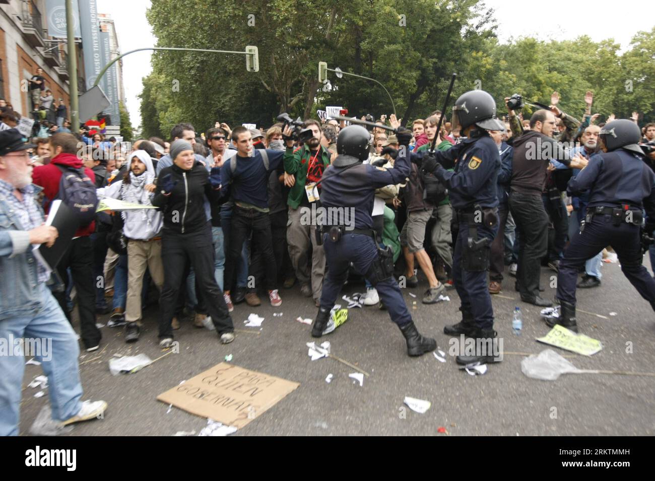 Bildnummer : 58515055 Datum : 25.09.2012 Copyright : imago/Xinhua (120926) -- MADRID, 25 septembre 2012 (Xinhua) -- la police anti-émeute affronte des manifestants lors d’une manifestation contre les mesures d’austérité impopulaires mises en œuvre par le gouvernement espagnol, dirigé par le Premier ministre Mariano Rajoy, devant le congrès espagnol à Madrid, capitale de l’Espagne, le 25 septembre 2012. La police a procédé à 22 arrestations et 28 ont été blessés mardi soir à la suite d'une série d'accusations de matraque contre des dizaines de milliers de manifestants manifestant au congrès espagnol. (Xinhua/AGENCIAPUNTOPRESS) (zw) PUBLICATION ESPAGNE-MADRID-PROTESTATION Banque D'Images