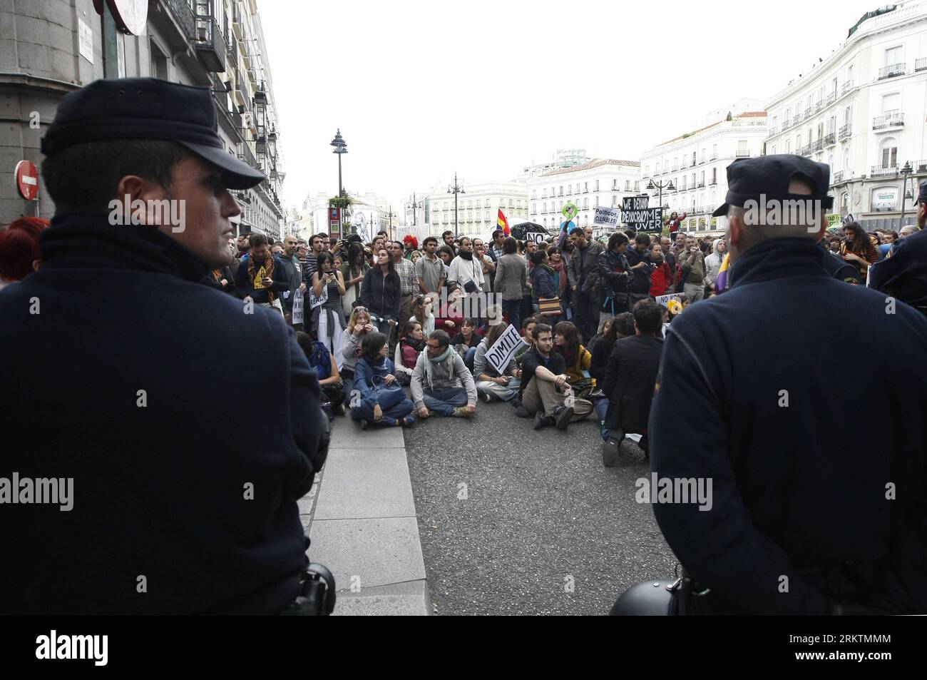 Bildnummer : 58515048 Datum : 25.09.2012 Copyright : imago/Xinhua (120926) -- MADRID, 25 septembre 2012 (Xinhua) -- la police anti-émeute garde les manifestants lors d’une manifestation contre les mesures d’austérité impopulaires mises en œuvre par le gouvernement espagnol, dirigé par le Premier ministre Mariano Rajoy, devant le congrès espagnol à Madrid, capitale de l’Espagne, le 25 septembre 2012. La police a procédé à 22 arrestations et 28 ont été blessés mardi soir à la suite d'une série d'accusations de matraque contre des dizaines de milliers de manifestants manifestant au congrès espagnol. (Xinhua/AGENCIAPUNTOPRESS) (zw) ESPAGNE-MADRID-PROTEST PUBLICATIONxNOTx Banque D'Images