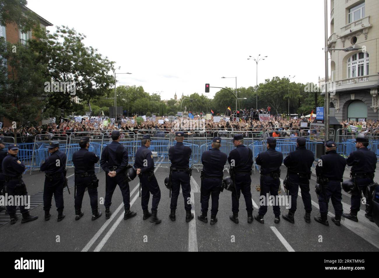 Bildnummer : 58515049 Datum : 25.09.2012 Copyright : imago/Xinhua (120926) -- MADRID, 25 septembre 2012 (Xinhua) -- la police anti-émeute garde les manifestants lors d’une manifestation contre les mesures d’austérité impopulaires mises en œuvre par le gouvernement espagnol, dirigé par le Premier ministre Mariano Rajoy, devant le congrès espagnol à Madrid, capitale de l’Espagne, le 25 septembre 2012. La police a procédé à 22 arrestations et 28 ont été blessés mardi soir à la suite d'une série d'accusations de matraque contre des dizaines de milliers de manifestants manifestant au congrès espagnol. (Xinhua/AGENCIAPUNTOPRESS) (zw) ESPAGNE-MADRID-PROTEST PUBLICATIONxNOTx Banque D'Images