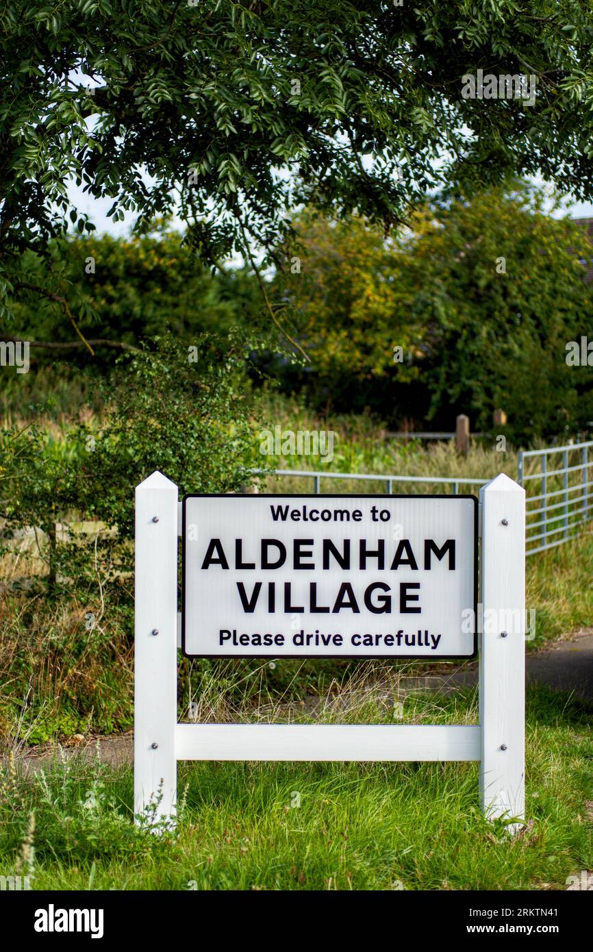 Bienvenue au panneau routier du village d'Aldenham, Aldenham, Hertfordshire, Angleterre, Royaume-Uni Banque D'Images