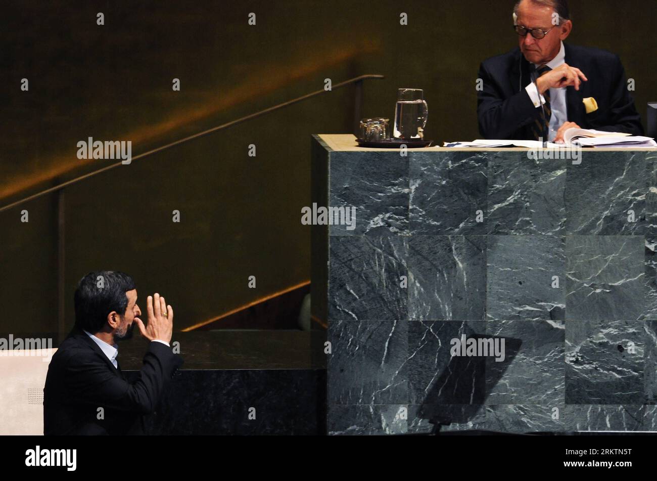 Bildnummer : 58518915 Datum : 26.09.2012 Copyright : imago/Xinhua (120926) -- NEW YORK, 26 septembre 2012 (Xinhua) -- le président iranien Mahmoud Ahmadinejad(L) fait des gestes en marchant sur la tribune avant de prendre la parole lors du débat général de la 67e session de l’Assemblée générale des Nations Unies au siège de l’ONU à New York, aux États-Unis, le 26 septembre 2012. Ahmadinejad a accusé mercredi certaines puissances hégémoniques d’intimider son pays, citant des menaces militaires d’Israël. (Xinhua/Shen Hong) ONU-NEW YORK-ASSEMBLÉE GÉNÉRALE-DÉBAT GÉNÉRAL-IRAN PUBLICATIONxNOTxINxCHN People Politik UNO Generalversammlung x0x x Banque D'Images