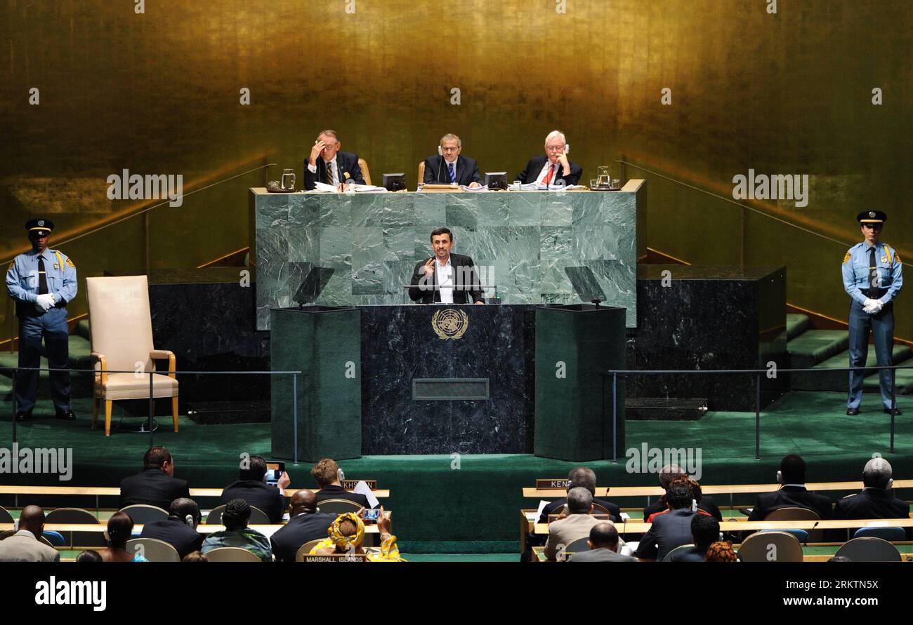 Bildnummer : 58518919 Datum : 26.09.2012 Copyright : imago/Xinhua (120926) -- NEW YORK, 26 septembre 2012 (Xinhua) -- le président iranien Mahmoud Ahmadinejad prend la parole lors du débat général de la 67e session de l'Assemblée générale des Nations Unies au siège de l'ONU à New York, aux États-Unis, le 26 septembre 2012. Ahmadinejad a accusé mercredi certaines puissances hégémoniques d’intimider son pays, citant des menaces militaires d’Israël. (Xinhua/Shen Hong) ONU-NEW YORK-ASSEMBLÉE GÉNÉRALE-DÉBAT GÉNÉRAL-IRAN PUBLICATIONxNOTxINxCHN People Politik UNO Generalversammlung x0x xmb 2012 quer 58518919 Date 26 09 2012 COP Banque D'Images