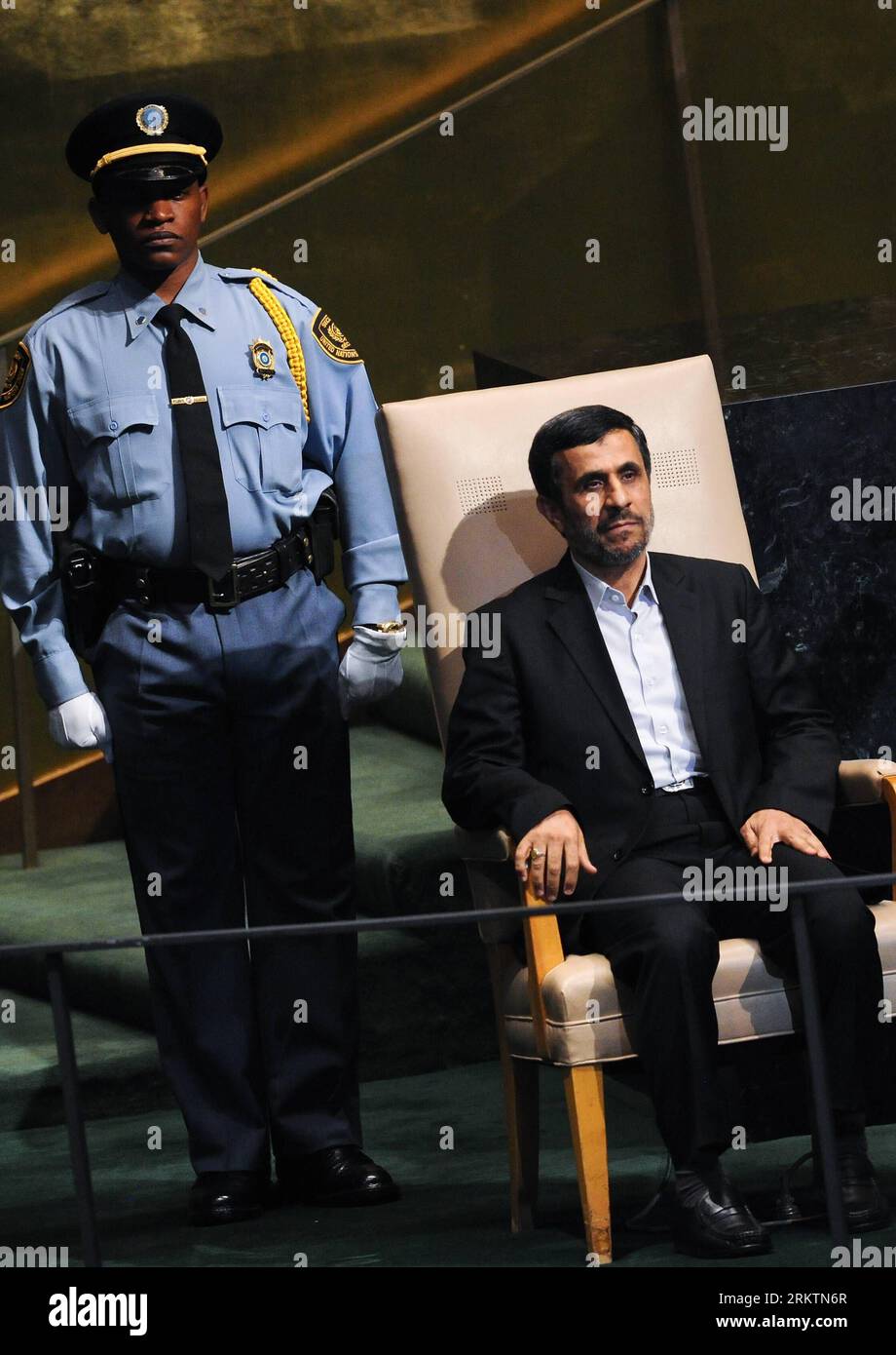 Bildnummer : 58518925 Datum : 26.09.2012 Copyright : imago/Xinhua (120926) -- NEW YORK, 26 septembre 2012 (Xinhua) -- le président iranien Mahmoud Ahmadinejad(R) s'apprête à prendre la parole au débat général de la 67e session de l'Assemblée générale des Nations Unies au siège de l'ONU à New York, aux États-Unis, le 26 septembre 2012. Ahmadinejad a accusé mercredi certaines puissances hégémoniques d’intimider son pays, citant des menaces militaires d’Israël. (Xinhua/Shen Hong) un-NEW YORK-ASSEMBLÉE GÉNÉRALE-DÉBAT GÉNÉRAL-IRAN PUBLICATIONxNOTxINxCHN People Politik UNO Generalversammlung x0x xmb 2012 hoch premiumd 585189 Banque D'Images