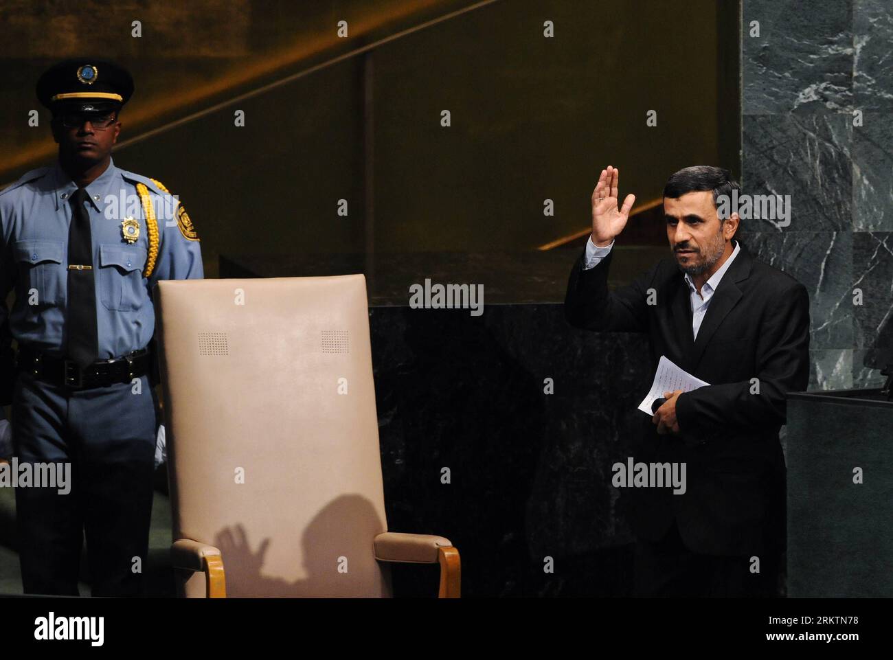 Bildnummer : 58518917 Datum : 26.09.2012 Copyright : imago/Xinhua (120926) -- NEW YORK, 26 septembre 2012 (Xinhua) -- le président iranien Mahmoud Ahmadinejad(R) fait signe après avoir pris la parole lors du débat général de la 67e session de l'Assemblée générale des Nations Unies au siège des Nations Unies à New York, aux États-Unis, le 26 septembre 2012. Ahmadinejad a accusé mercredi certaines puissances hégémoniques d’intimider son pays, citant des menaces militaires d’Israël. (Xinhua/Shen Hong) ONU-NEW YORK-ASSEMBLÉE GÉNÉRALE-DÉBAT GÉNÉRAL-IRAN PUBLICATIONxNOTxINxCHN People Politik UNO Generalversammlung x0x xmb 2012 quer 58518917 DAT Banque D'Images