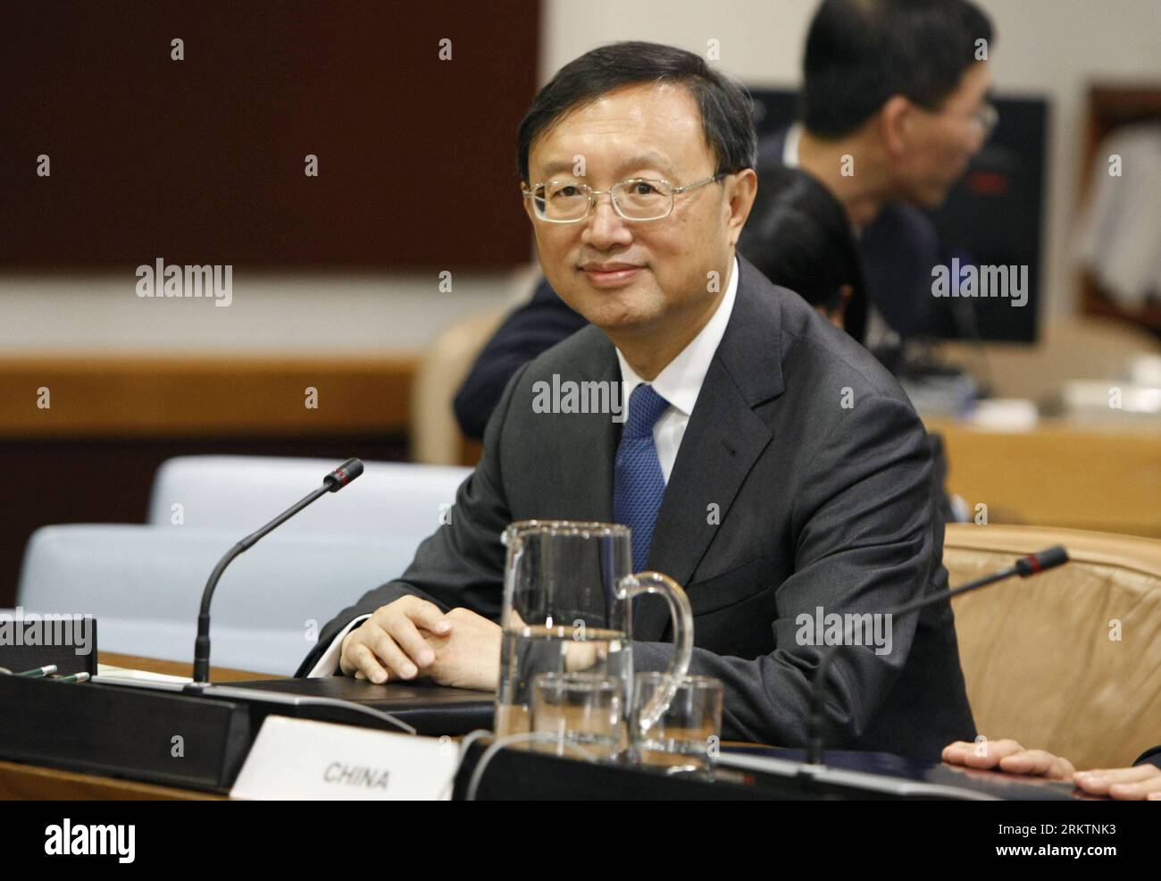 Bildnummer : 58522456 Datum : 27.09.2012 Copyright : imago/Xinhua NEW YORK, le 27 septembre 2012 - le ministre chinois des Affaires étrangères, Yang Jiechi, assiste à une réunion des ministres des Affaires étrangères des cinq membres permanents du Conseil de sécurité de l'ONU et de l'Allemagne en marge de l'Assemblée générale annuelle de l'ONU à New York, aux États-Unis, le 27 septembre 2012. Yang Jiechi a appelé jeudi à un nouveau cycle de pourparlers sur la question nucléaire iranienne dès que possible, exhortant toutes les parties à se consacrer à la réalisation de progrès. (Xinhua/Fang Zhe) (dtf) Etats-Unis-NEW YORK-LA QUESTION NUCLÉAIRE IRANIENNE-LES MINISTRES DES AFFAIRES ÉTRANGÈRES-YANG JIECHI PUBLICATIONxNO Banque D'Images