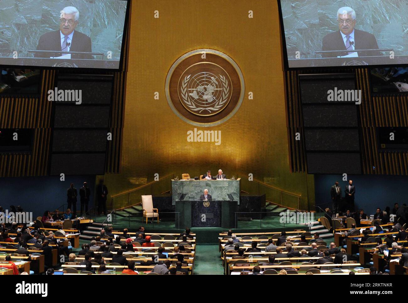 Bildnummer : 58522460 Datum : 27.09.2012 Copyright : imago/Xinhua (120927) -- NEW YORK, 27 septembre 2012 (Xinhua) -- le président palestinien Mahmoud Abbas (C) s’adresse au débat général de la 67e session de l’Assemblée générale des Nations Unies au siège de l’ONU à New York, aux États-Unis, le 27 septembre 2012, alors que l’événement d’une semaine entrait dans sa troisième journée jeudi. Abbas a déclaré jeudi à l’Assemblée générale des Nations Unies que la Palestine continuerait d’obtenir un statut de membre à part entière à l’ONU et qu’elle avait déjà entamé des consultations intensives avec les organisations régionales et les États membres. (Xinhua/Shen Hong) Banque D'Images