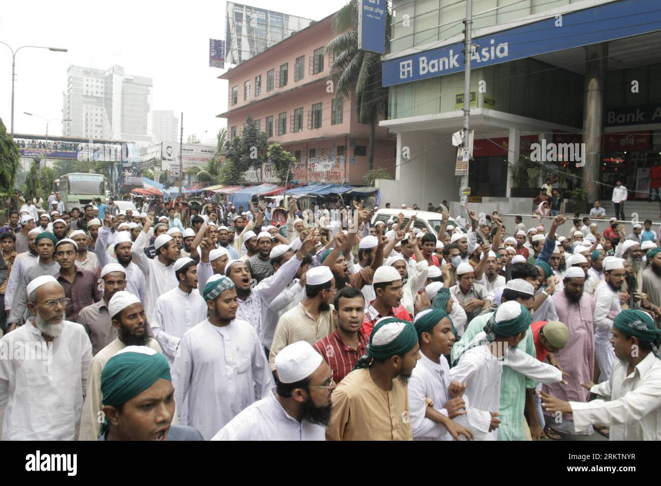 Bildnummer : 58525953 Datum : 28.09.2012 Copyright : imago/Xinhua (120928) -- DHAKA, 28 septembre 2012 (Xinhua) -- un activiste bangladais de plusieurs partis islamiques crie des slogans lors d'une manifestation contre un film anti-islam des États-Unis à Dhaka, Bangladesh, le 28 septembre 2012. (Xinhua/Shariful Islam) (zf) BANGLADESH-DHAKA-PROTEST-US FILM PUBLICATIONxNOTxINxCHN Politik Demo Protest Islam Mohammed Unschuld der Muslime Video film anti Premiumd x0x xmb 2012 quer 58525953 Date 28 09 2012 Copyright Imago XINHUA Dhaka sept 28 2012 XINHUA activiste bangladais de plusieurs partis islamiques Shout Slo Banque D'Images