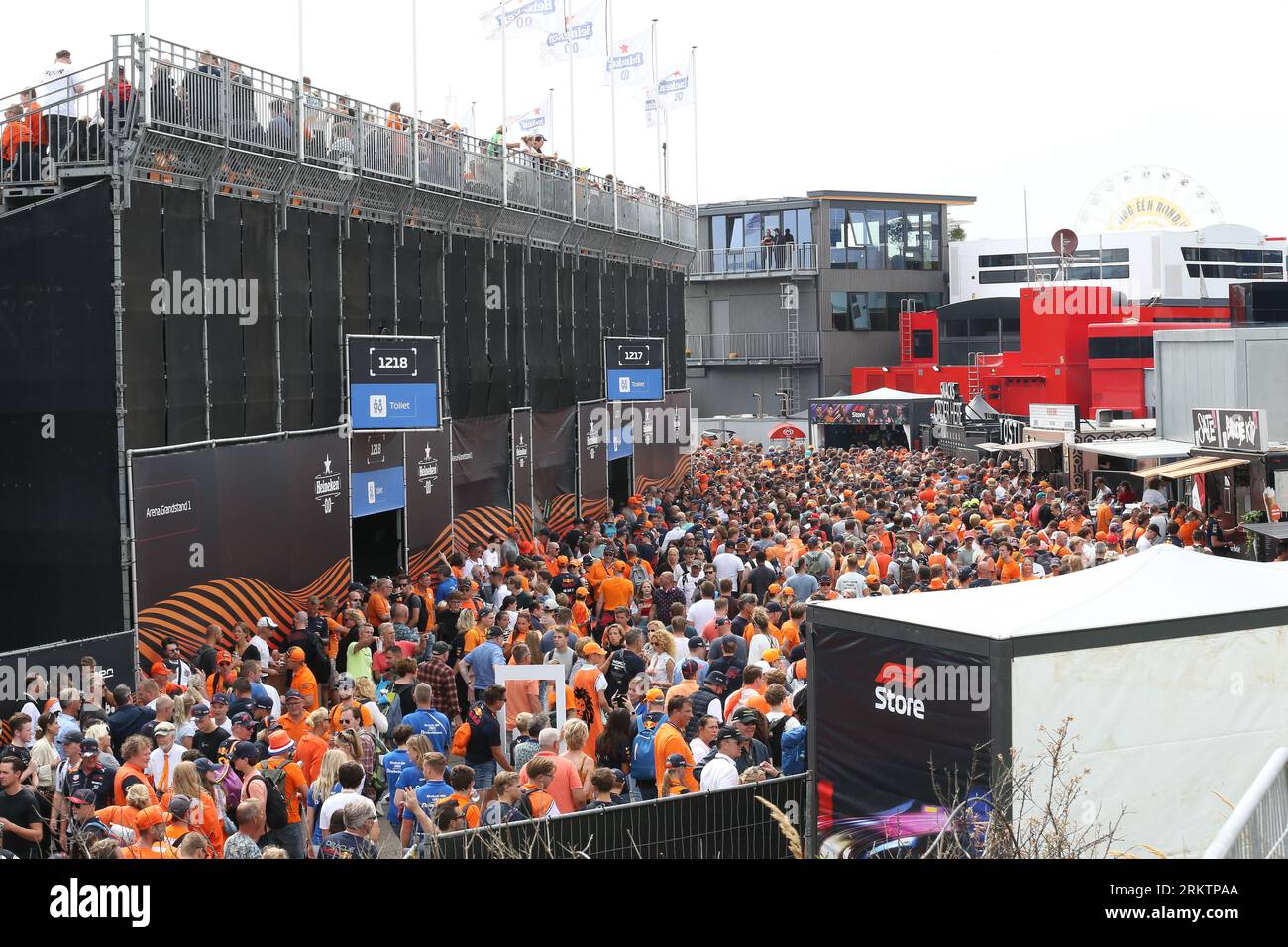 Fans néerlandais en orange lors du GP DE FORMULE 1 HEINEKEN DUTCH au circuit CM.com de Zandvoort, Zandvoort, pays-Bas le 25 août 2023 Banque D'Images