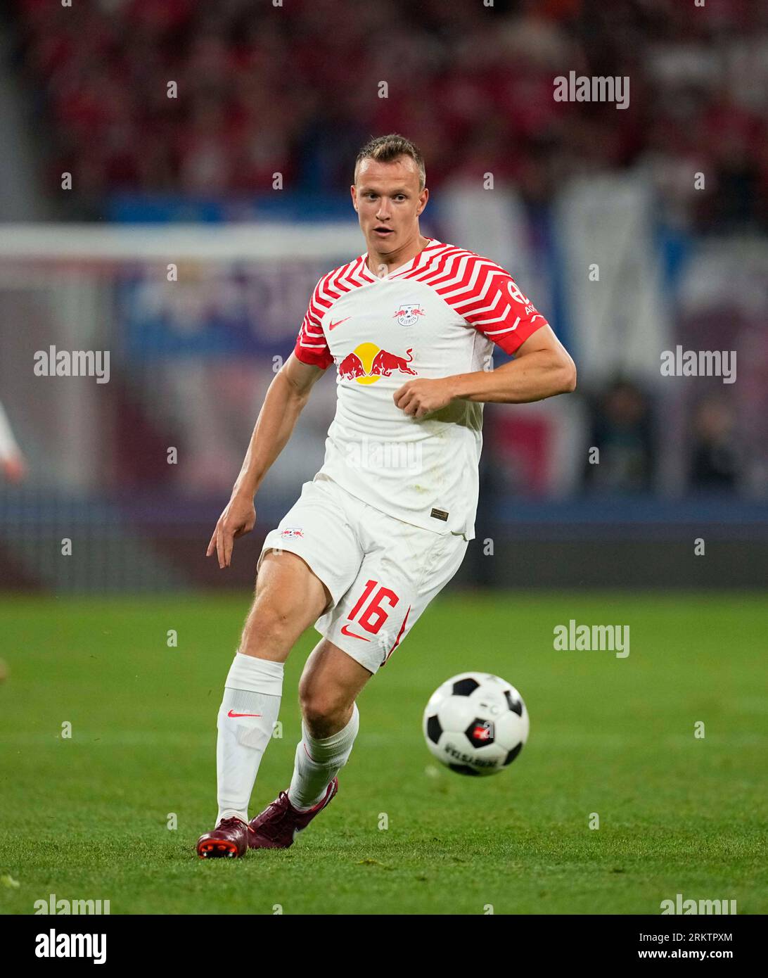 Août 25 2023 : Lukas Klostermann (RB Leipzig) contrôle le ballon lors d'un 1. Match de Bundesliga, RB Leipzig contre Stuttgart, au Red Bull Arena, Leipzig, Allemagne. Kim Price/CSM (image de crédit : © Kim Price/Cal Sport Media) Banque D'Images
