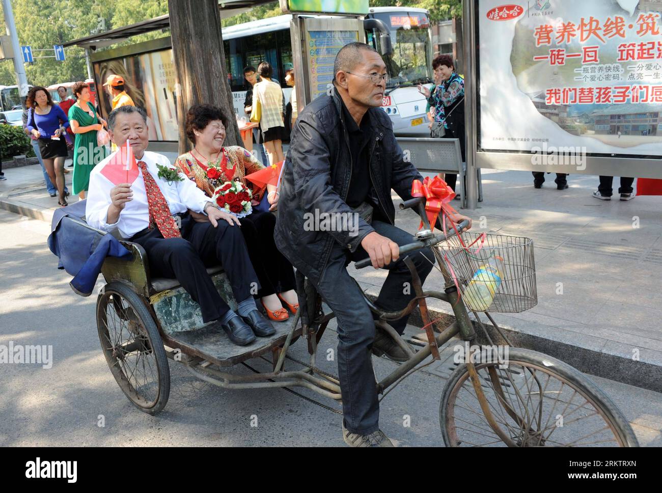 Bildnummer : 58543441 Datum : 01.10.2012 Copyright : imago/Xinhua (121002) -- NANJING, 2 octobre 2012 (Xinhua) -- Tan Enxiang (L) et Peng Yuehua planent sur un tricycle et posent pour des photos de mariage lors d'une cérémonie marquant leur anniversaire de mariage d'or à Nanjing, capitale de la province de Jiangsu de l'est de la Chine, le 1 octobre 2012. La cérémonie, agissant aussi grande que la cérémonie de mariage tenue pour les jeunes mariés, a été initiée par les enfants du vieux couple qui n'ont pas eu une cérémonie de mariage décente en raison de la situation économique il y a cinquante ans. (Xinhua/Sun CAN) (hdt) CHINE-NANJING-MARIAGE D'OR (CN) PUBLICATIONxNOTxIN Banque D'Images