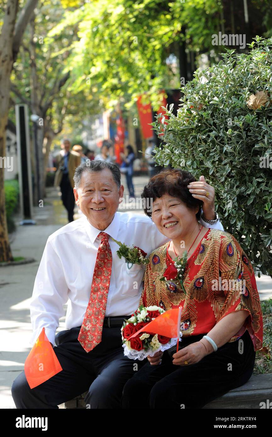 Bildnummer : 58543444 Datum : 01.10.2012 Copyright : imago/Xinhua (121002) -- NANJING, 2 octobre 2012 (Xinhua) -- Tan Enxiang (L) et Peng Yuehua posent pour des photos lors d'une cérémonie marquant leur anniversaire de mariage d'or à Nanjing, capitale de la province de Jiangsu de l'est de la Chine, le 1 octobre 2012. La cérémonie, agissant aussi grande que la cérémonie de mariage tenue pour les jeunes mariés, a été initiée par les enfants du vieux couple qui n'ont pas eu une cérémonie de mariage décente en raison de la situation économique il y a cinquante ans. (Xinhua/Sun CAN) (hdt) CHINA-NANJING-GOLDEN WEDDING (CN) PUBLICATIONxNOTxINxCHN Gesellschaft Land Leute Sen Banque D'Images