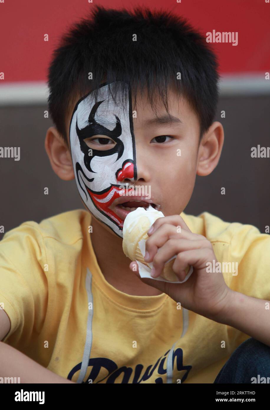 Bildnummer : 58548421 Datum : 02.10.2012 Copyright : imago/Xinhua (121003) -- BEIJING, 3 octobre 2012 (Xinhua) -- Un enfant mange une glace en se reposant dans la Happy Valley de Beijing, capitale de la Chine, le 2 octobre 2012. Autour de la Chine, amusez-vous de diverses façons pendant le festival de la mi-automne et la fête nationale chinoise, qui dure du 30 septembre au 7 octobre. (Xinhua/Liang Zhiqiang) (zc) CHINA-HOLIDAY-EXPRESSION (CN) PUBLICATIONxNOTxINxCHN Gesellschaft x0x xmb 2012 hoch 58548421 Date 02 10 2012 Copyright Imago XINHUA Beijing OCT 3 2012 XINHUA un enfant mange à la crème GLACÉE pendant le REPOS Banque D'Images